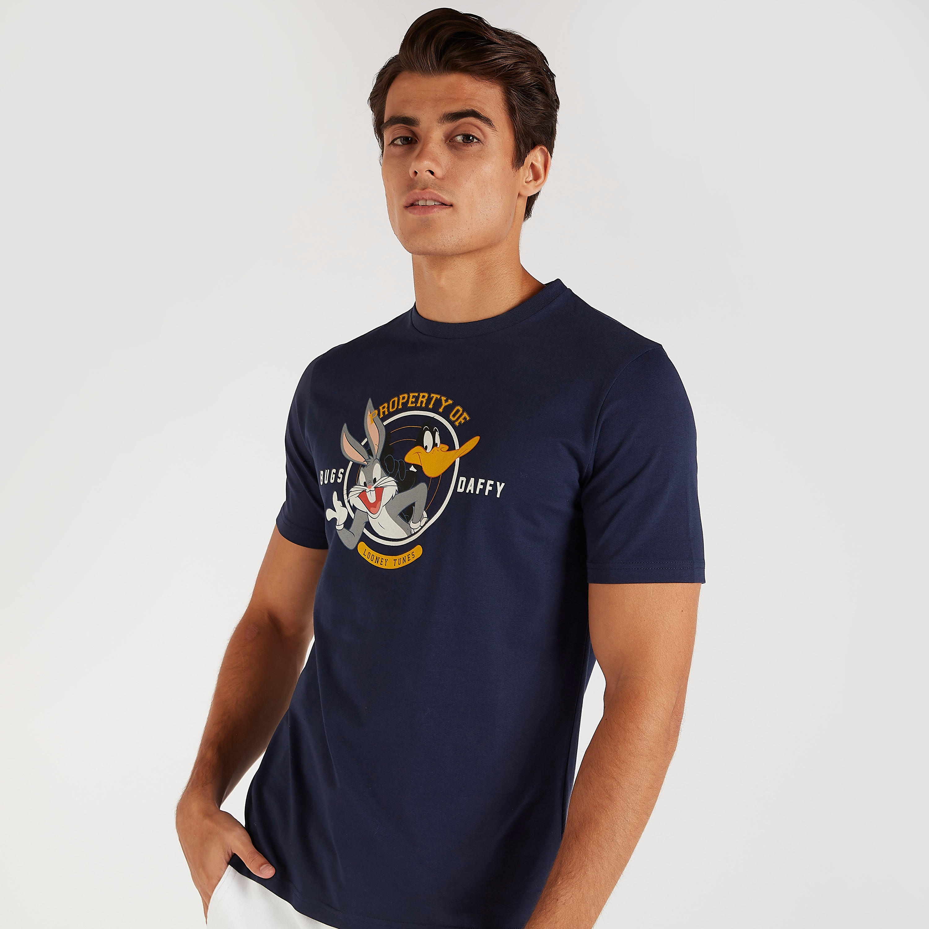 تيشيرت بياقة ضيقة وأكمام قصيرة وطبعات لوني تيونز-men-clothing-tshirtsandpolos-tshirts-image-5