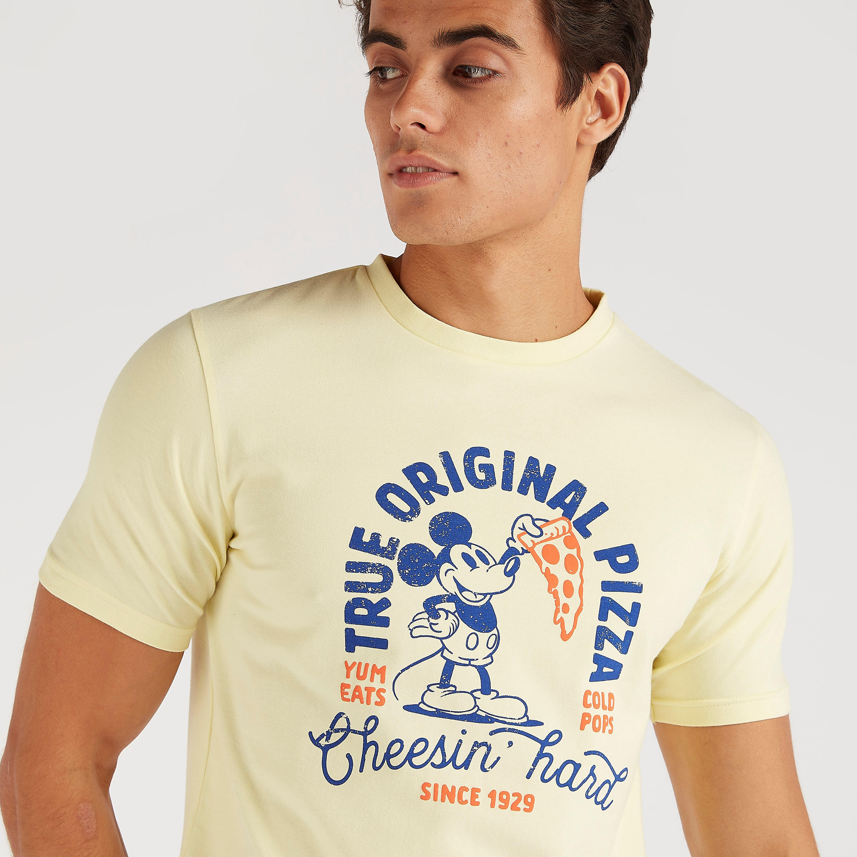 تيشيرت بياقة ضيّقة وأكمام قصيرة وطبعات ميكي ماوس-men-clothing-tshirtsandpolos-tshirts-image-2
