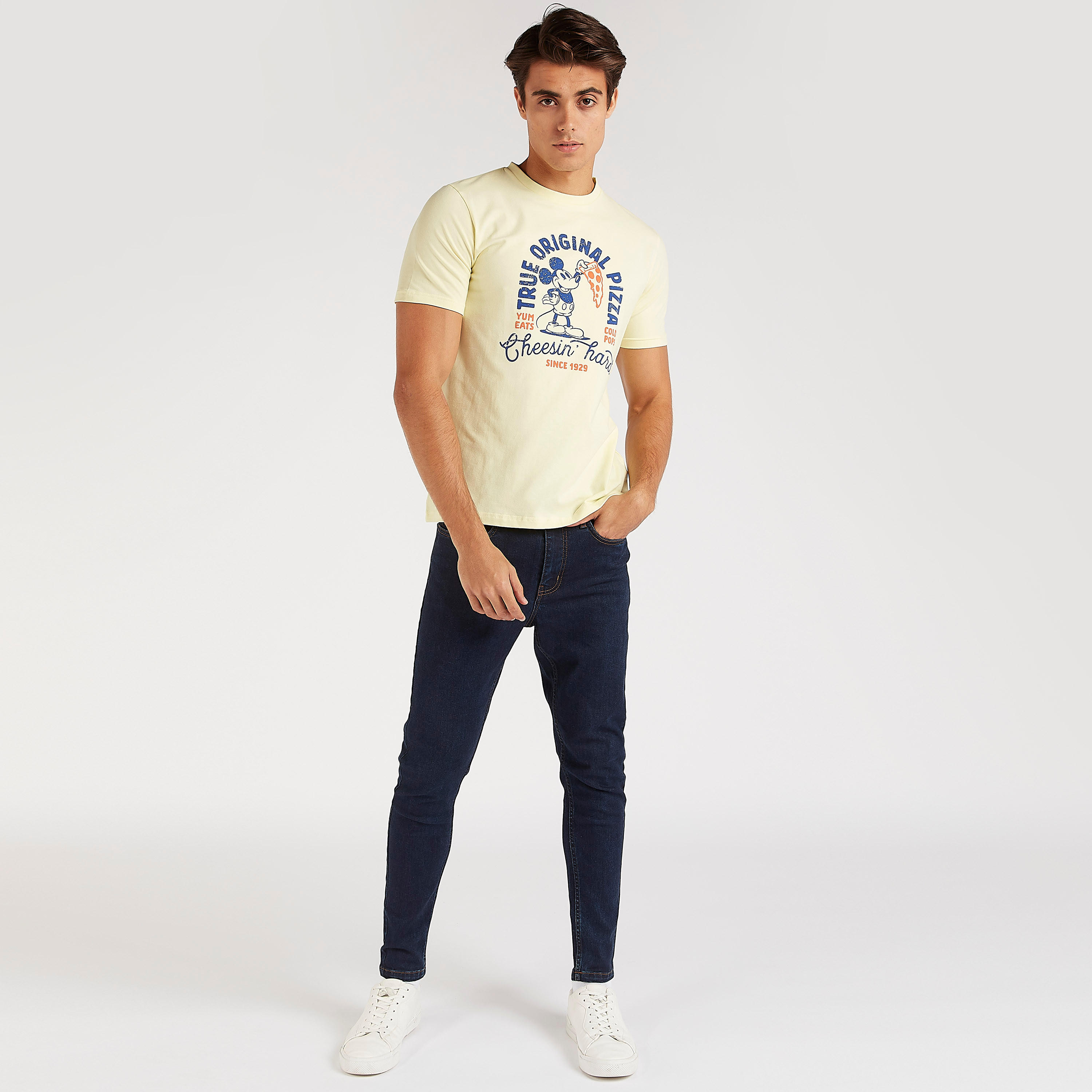 تيشيرت بياقة ضيّقة وأكمام قصيرة وطبعات ميكي ماوس-men-clothing-tshirtsandpolos-tshirts-image-3