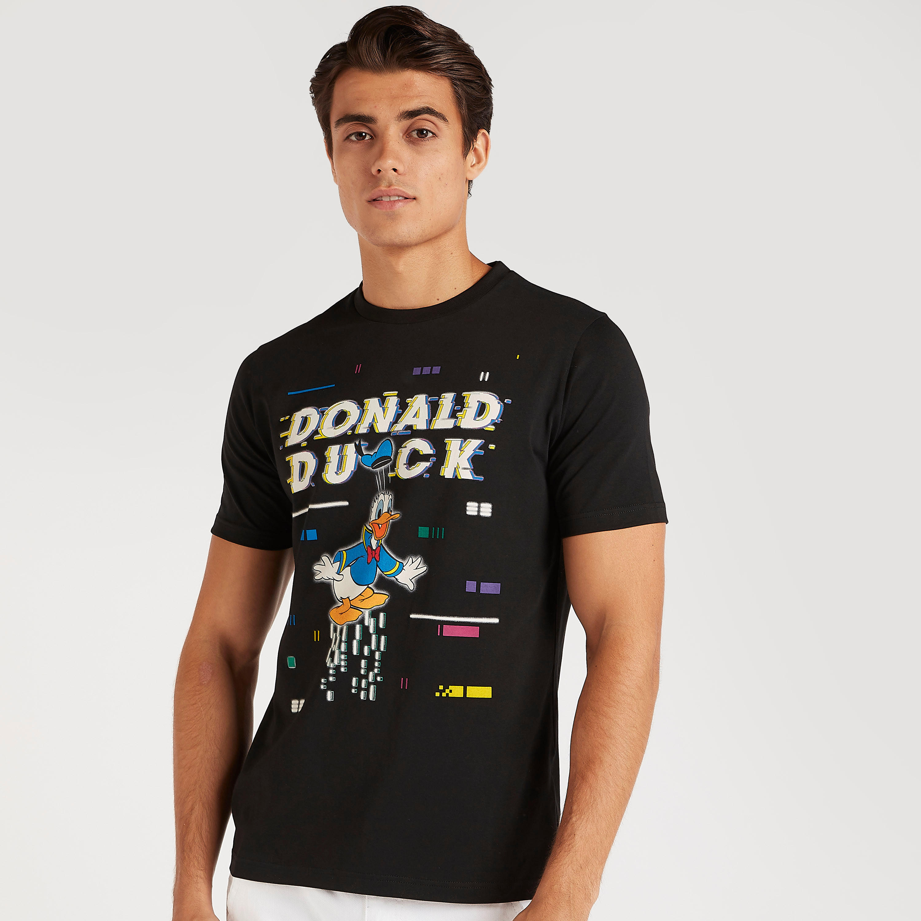 تيشيرت بأكمام قصيرة وياقة ضيقة وطبعات دونالد داك-men-clothing-tshirtsandpolos-tshirts-image-1