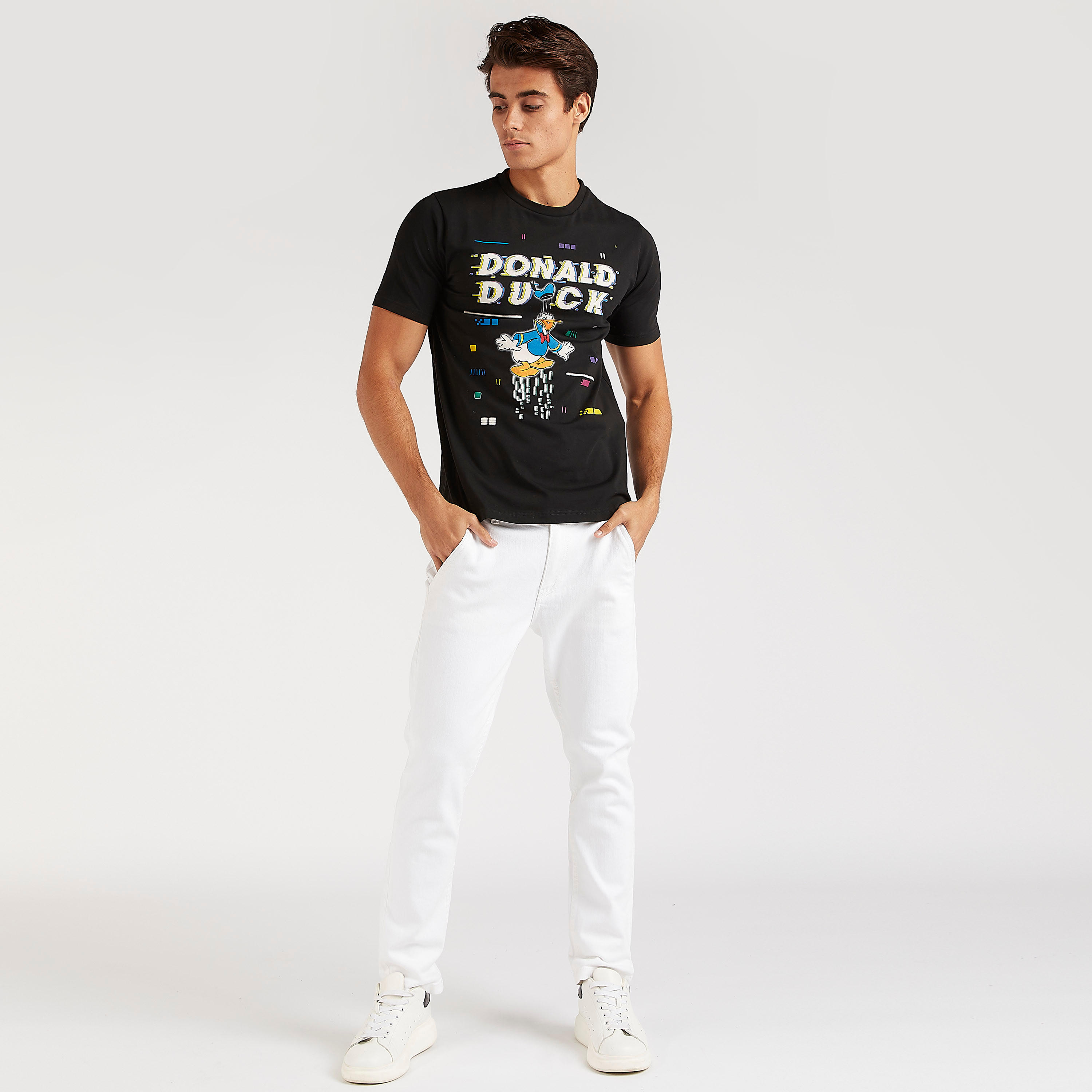 تيشيرت بأكمام قصيرة وياقة ضيقة وطبعات دونالد داك-men-clothing-tshirtsandpolos-tshirts-image-2
