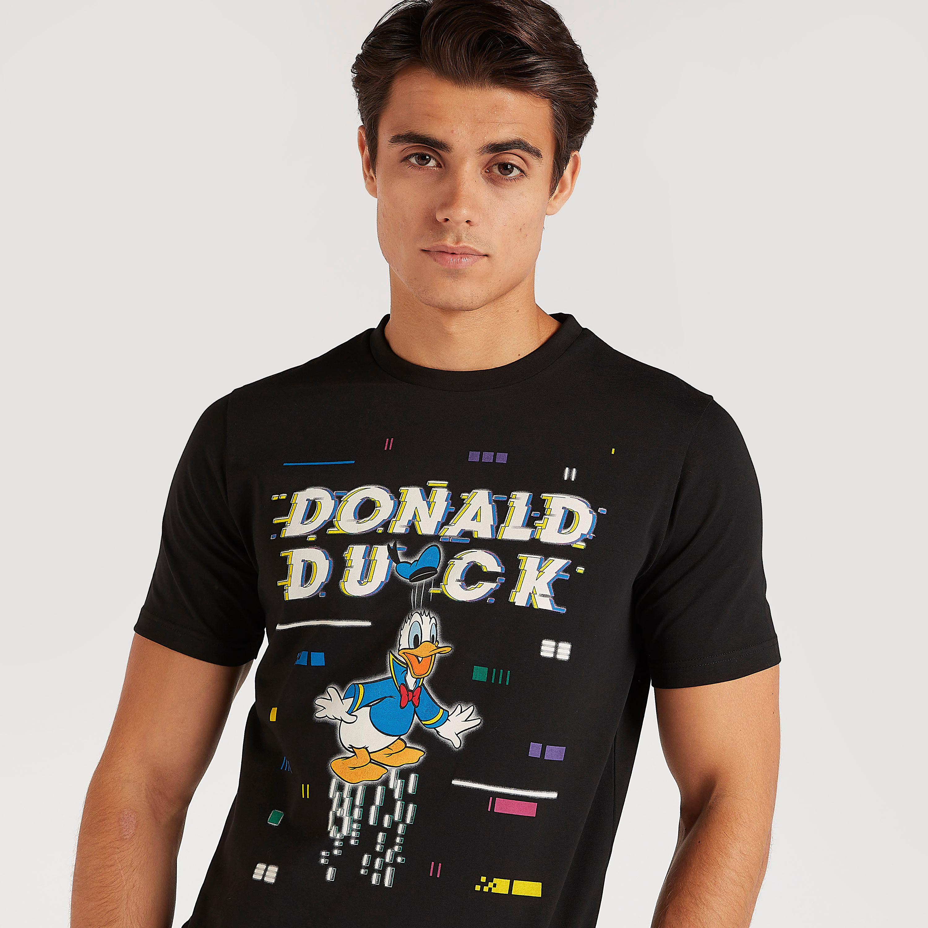 تيشيرت بأكمام قصيرة وياقة ضيقة وطبعات دونالد داك-men-clothing-tshirtsandpolos-tshirts-image-3
