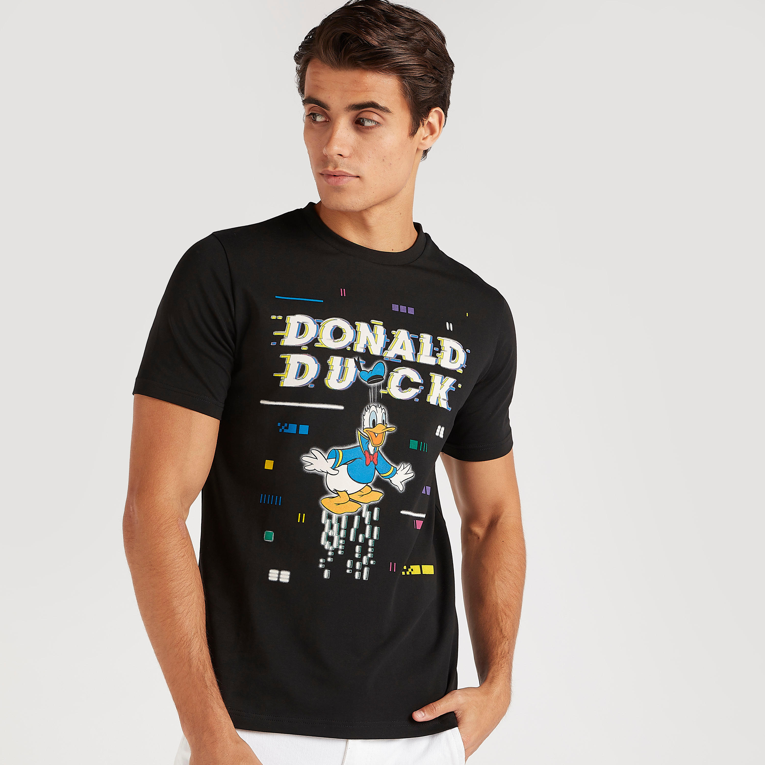تيشيرت بأكمام قصيرة وياقة ضيقة وطبعات دونالد داك-men-clothing-tshirtsandpolos-tshirts-image-5