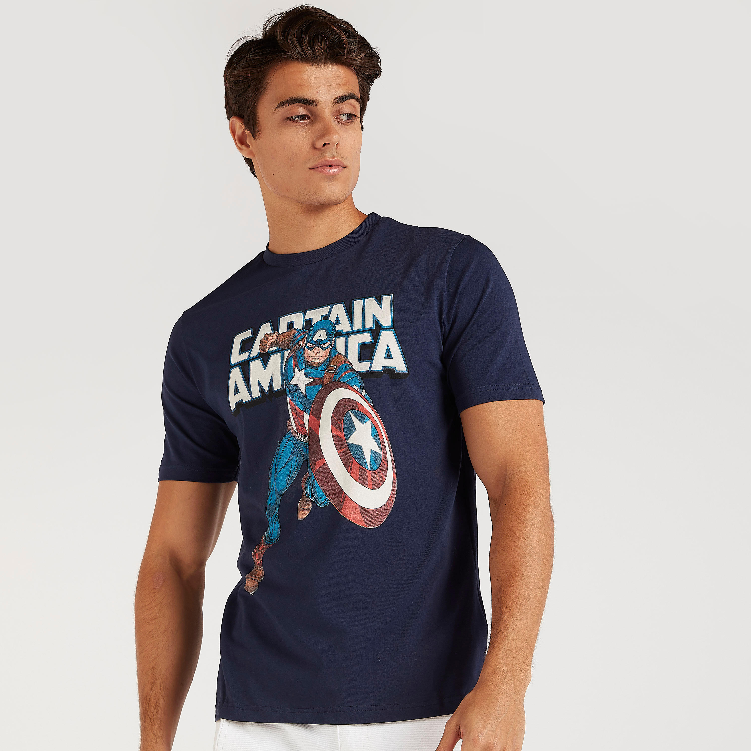 تيشيرت بياقة ضيّقة وأكمام قصيرة وطبعات كابتن أميريكا-men-clothing-tshirtsandpolos-tshirts-image-1