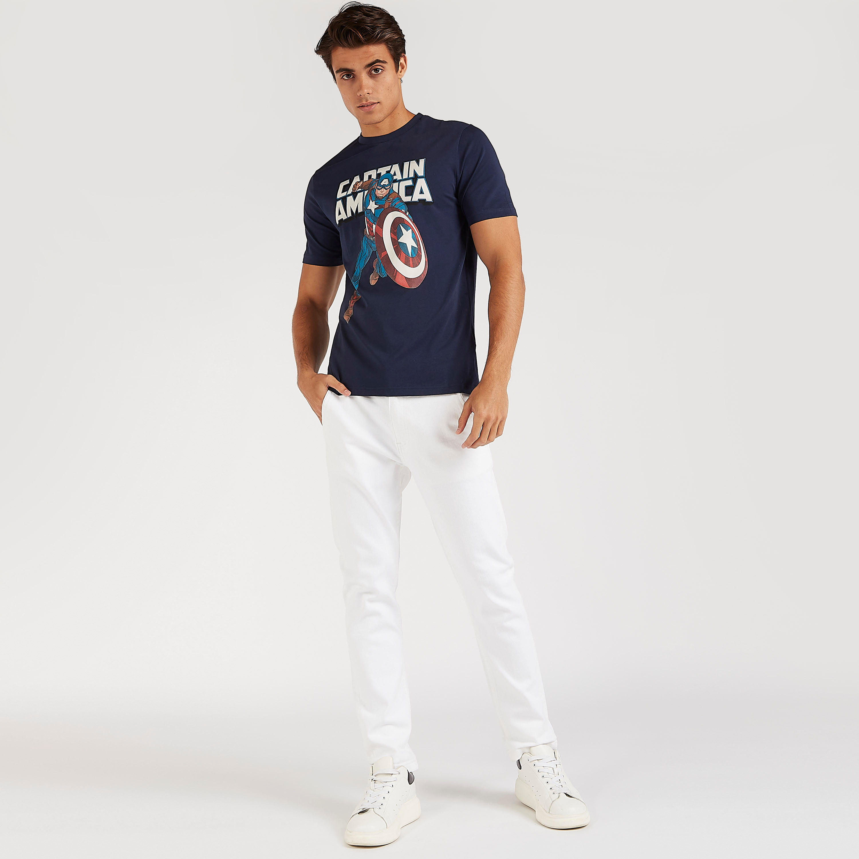 تيشيرت بياقة ضيّقة وأكمام قصيرة وطبعات كابتن أميريكا-men-clothing-tshirtsandpolos-tshirts-image-2