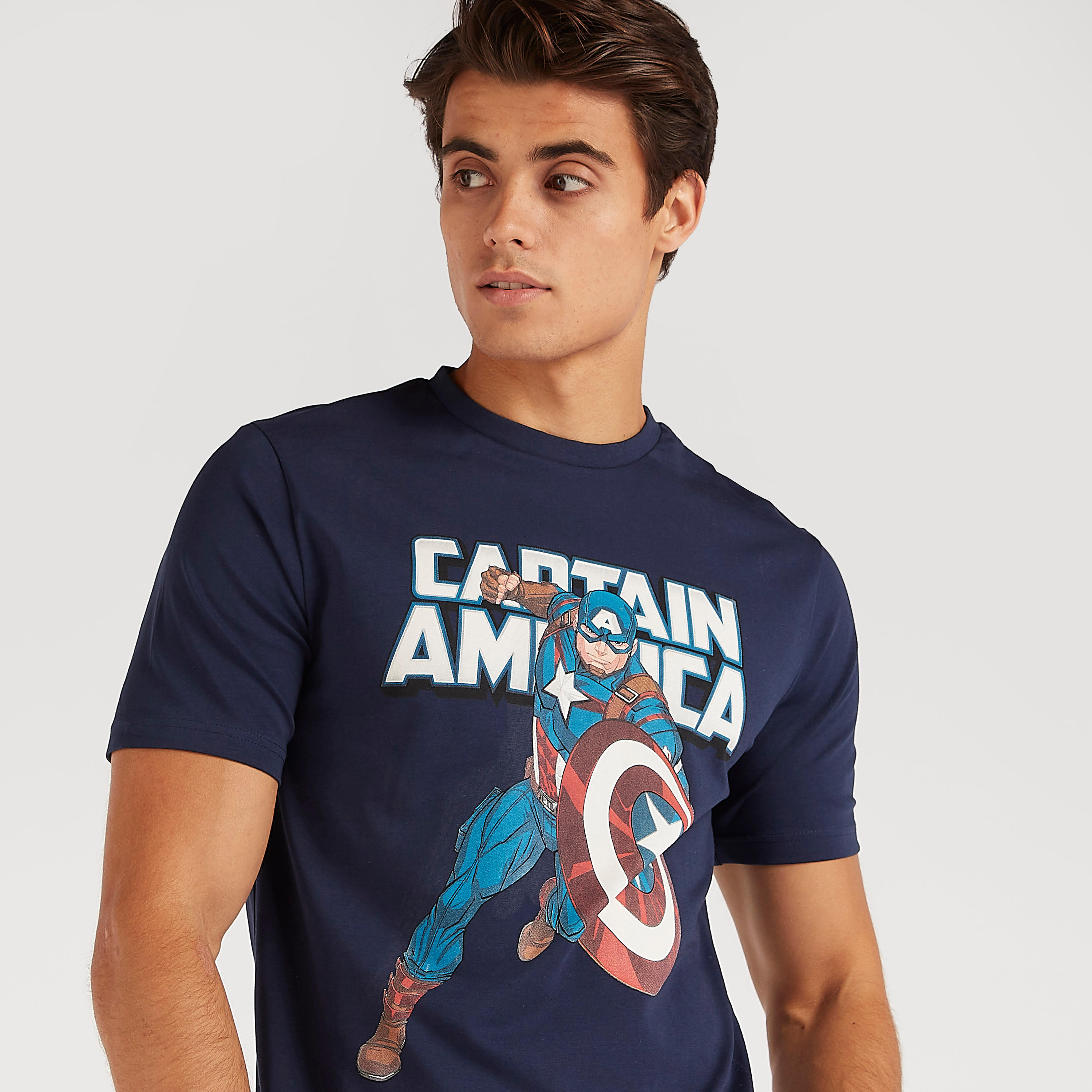 تيشيرت بياقة ضيّقة وأكمام قصيرة وطبعات كابتن أميريكا-men-clothing-tshirtsandpolos-tshirts-image-3