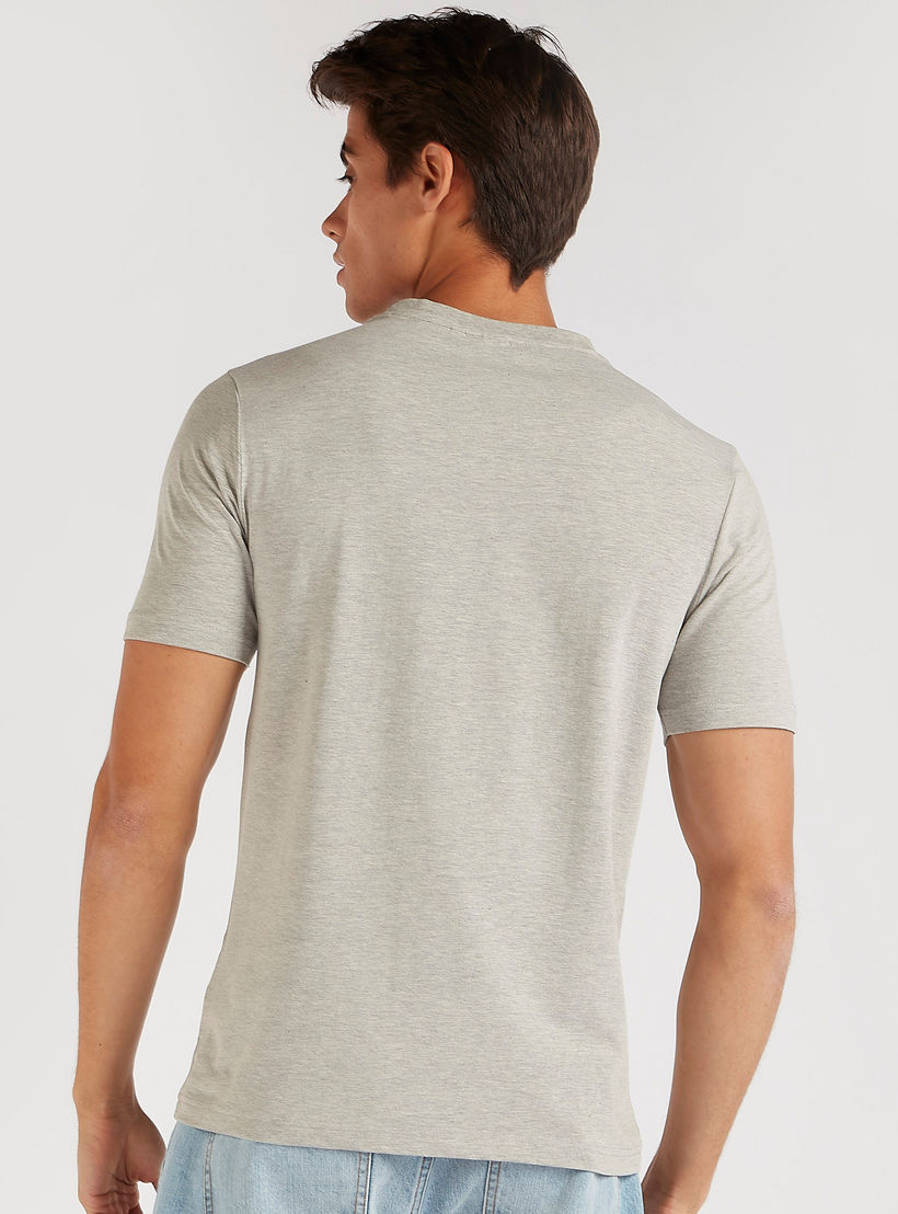 تيشيرت بياقة ضيقة وأكمام قصيرة وطبعات لوني تيونز-men-clothing-tshirtsandpolos-tshirts-image-4