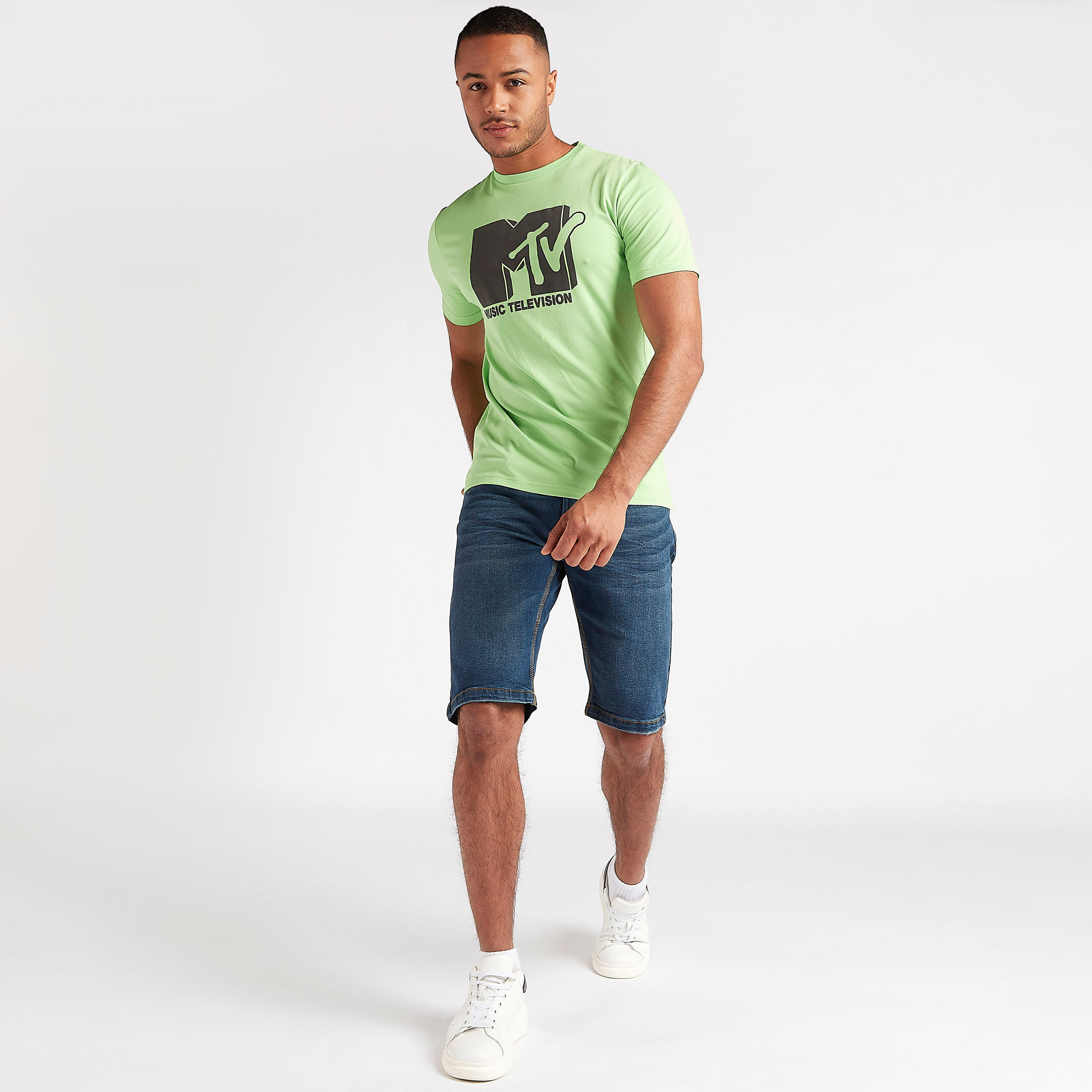 تيشيرت بياقة ضيّقة وأكمام قصيرة وطبعات-men-clothing-tshirtsandpolos-tshirts-image-2