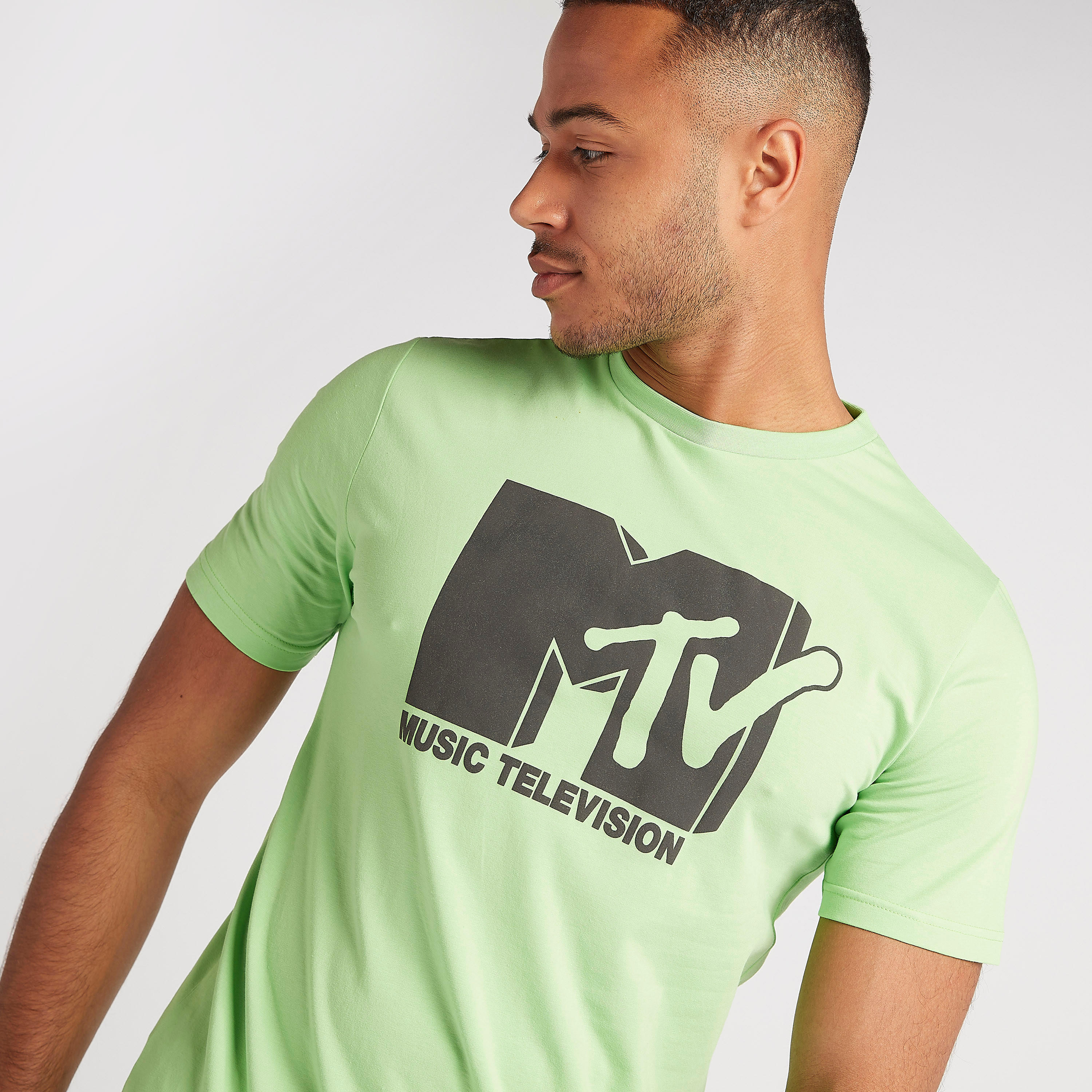 تيشيرت بياقة ضيّقة وأكمام قصيرة وطبعات-men-clothing-tshirtsandpolos-tshirts-image-3