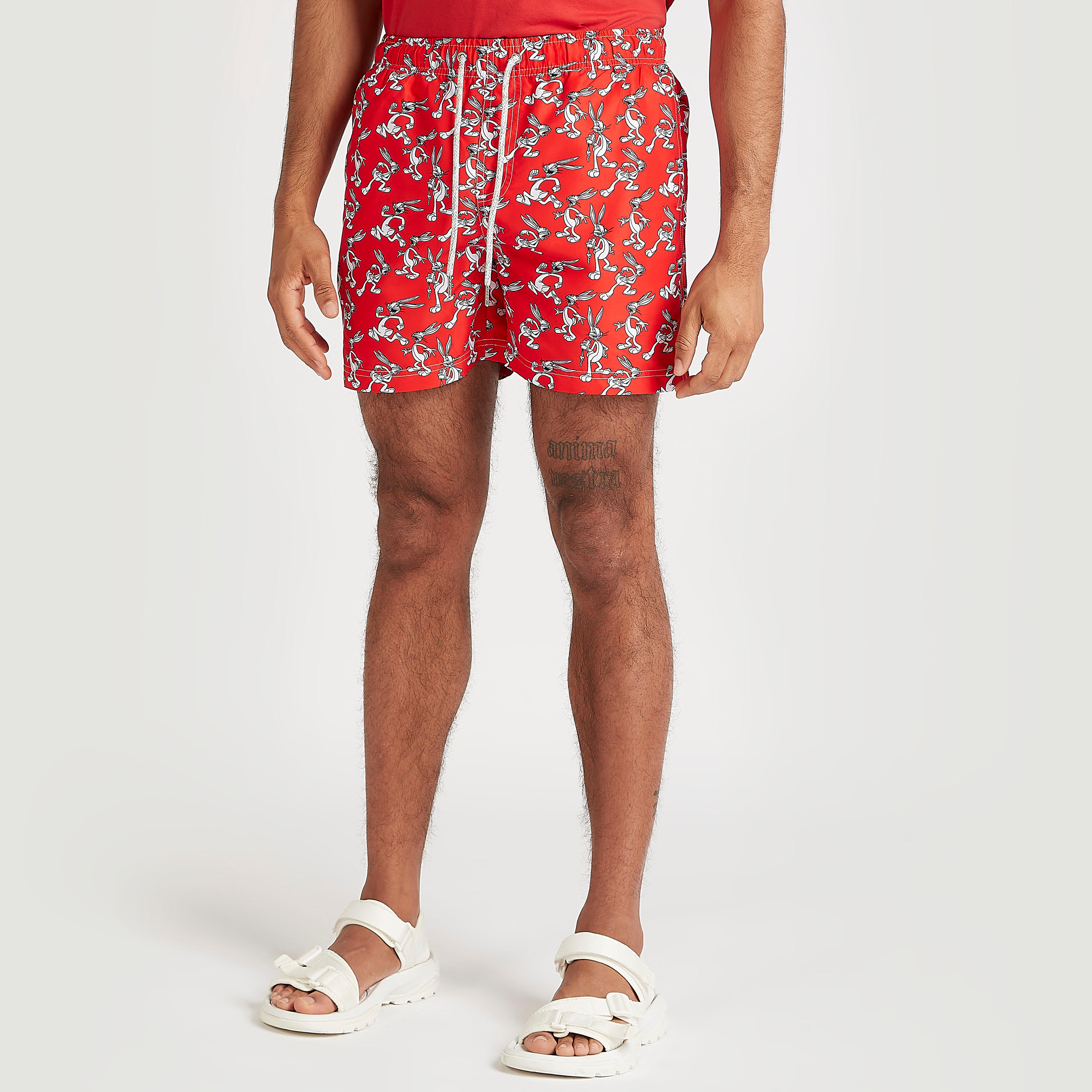 شورت بجيوب ورباط إغلاق وخصر متوسّط الارتفاع وطبعات باجز باني-men-clothing-swimandbeach-shorts-image-5