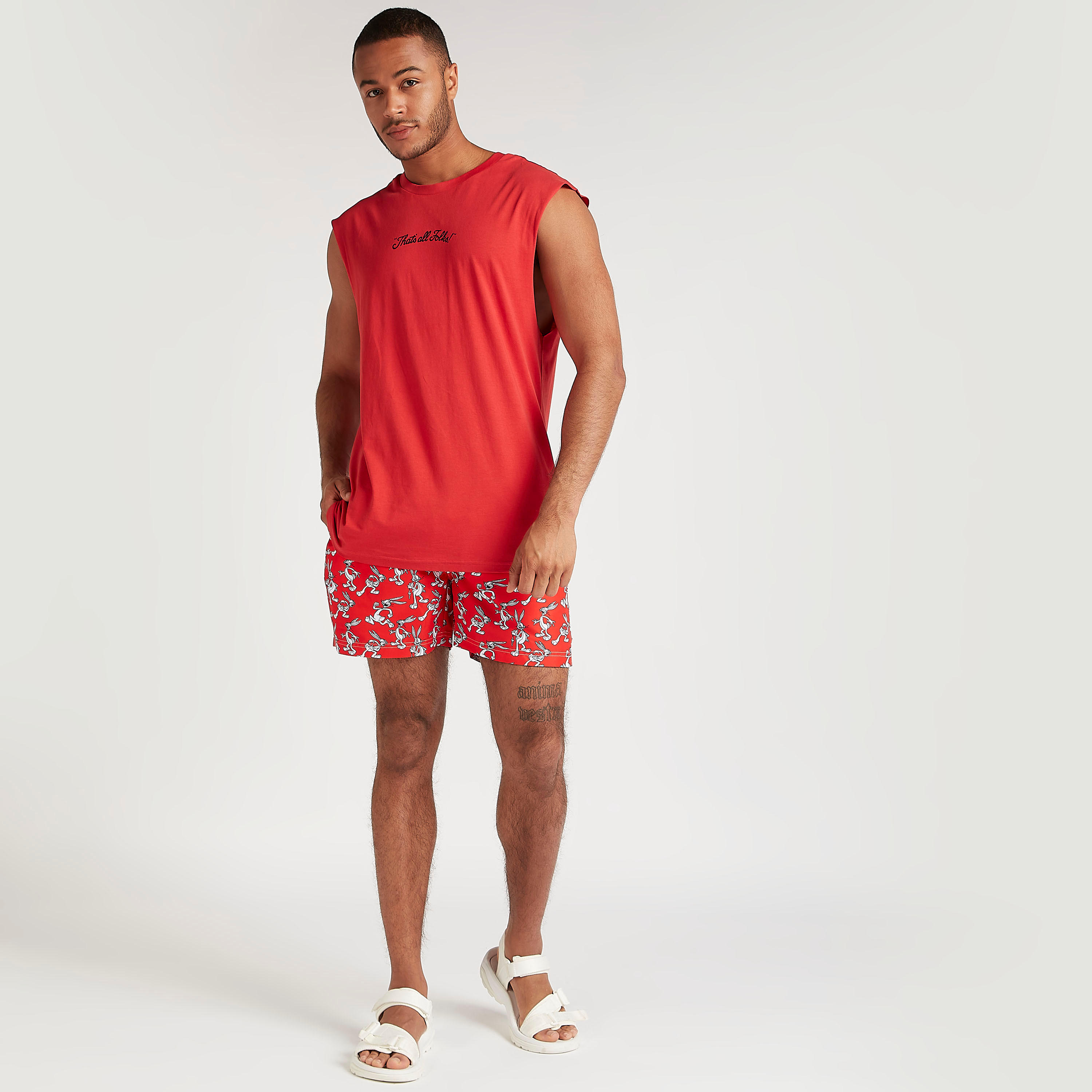 شورت بجيوب ورباط إغلاق وخصر متوسّط الارتفاع وطبعات باجز باني-men-clothing-swimandbeach-shorts-image-4