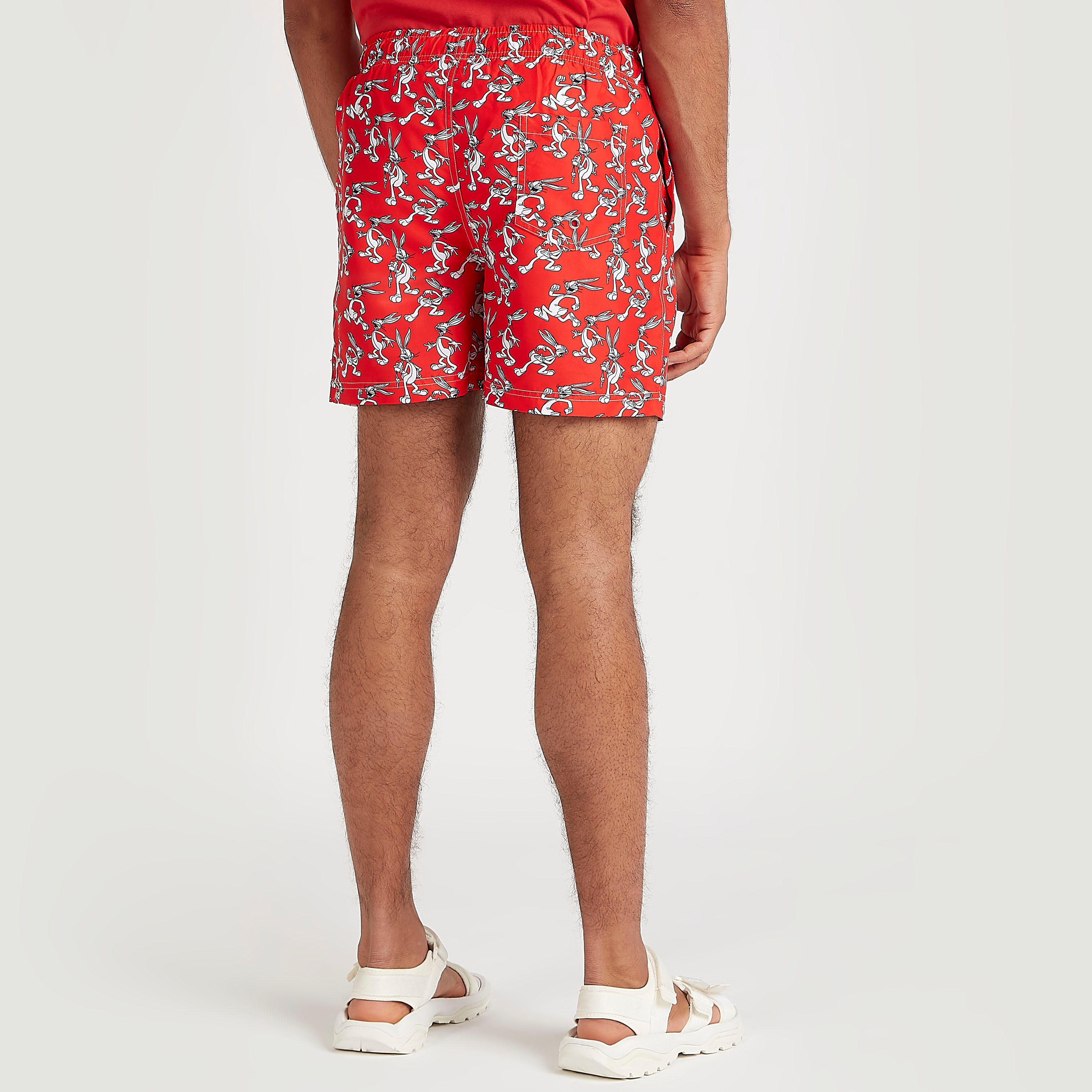 شورت بجيوب ورباط إغلاق وخصر متوسّط الارتفاع وطبعات باجز باني-men-clothing-swimandbeach-shorts-image-2
