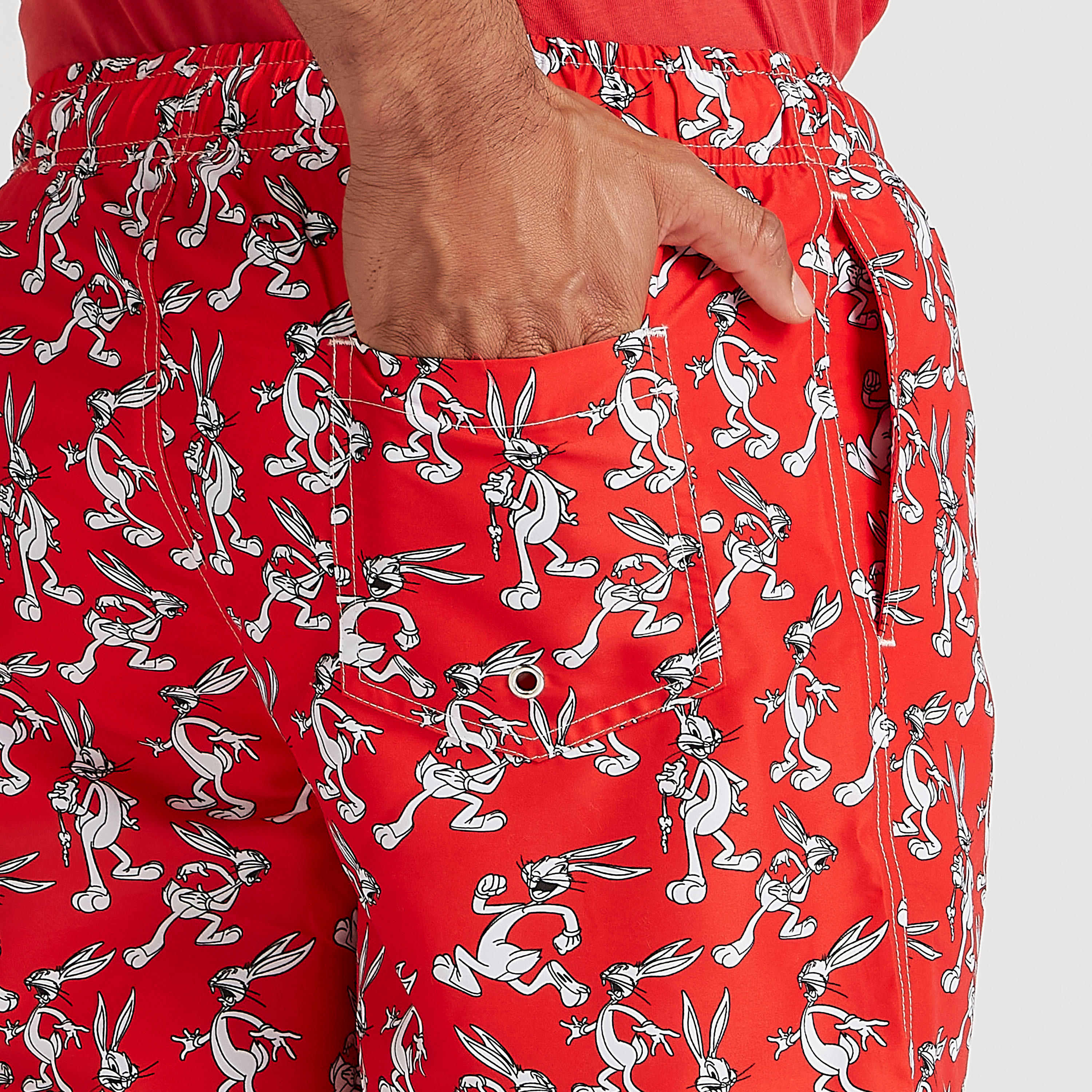 شورت بجيوب ورباط إغلاق وخصر متوسّط الارتفاع وطبعات باجز باني-men-clothing-swimandbeach-shorts-image-1
