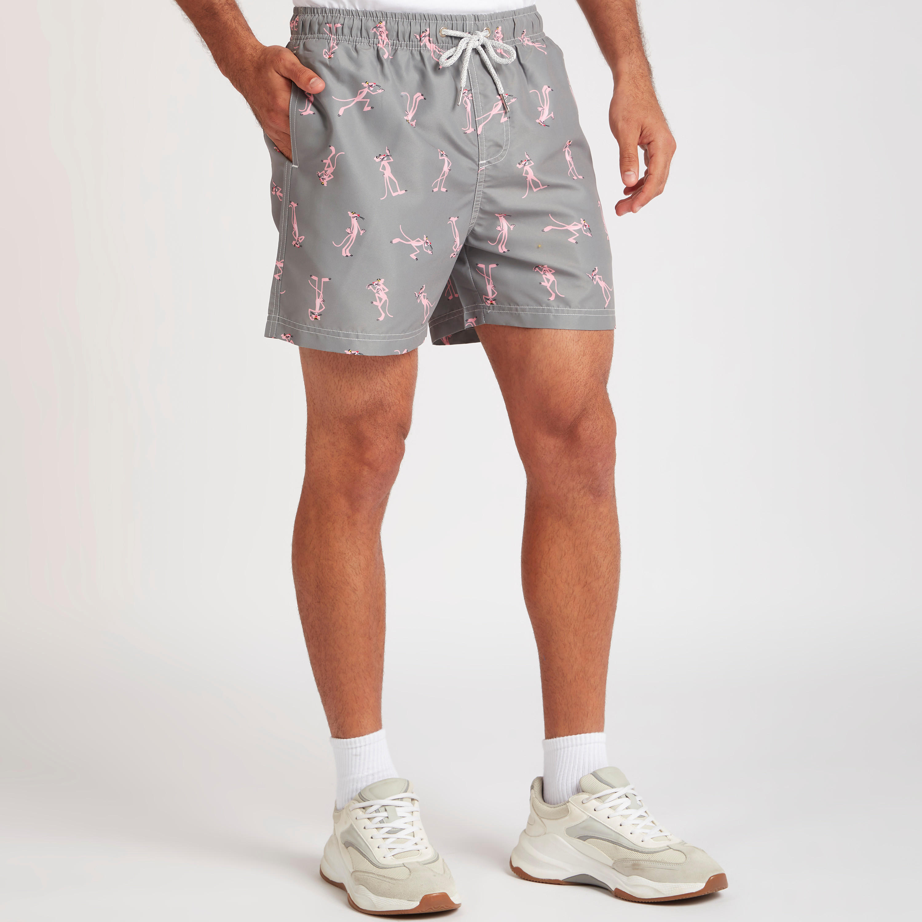 شورت مستدام برباط إغلاق وخصر متوسط الارتفاع وطبعات بينك بانتر-men-clothing-swimandbeach-shorts-image-4
