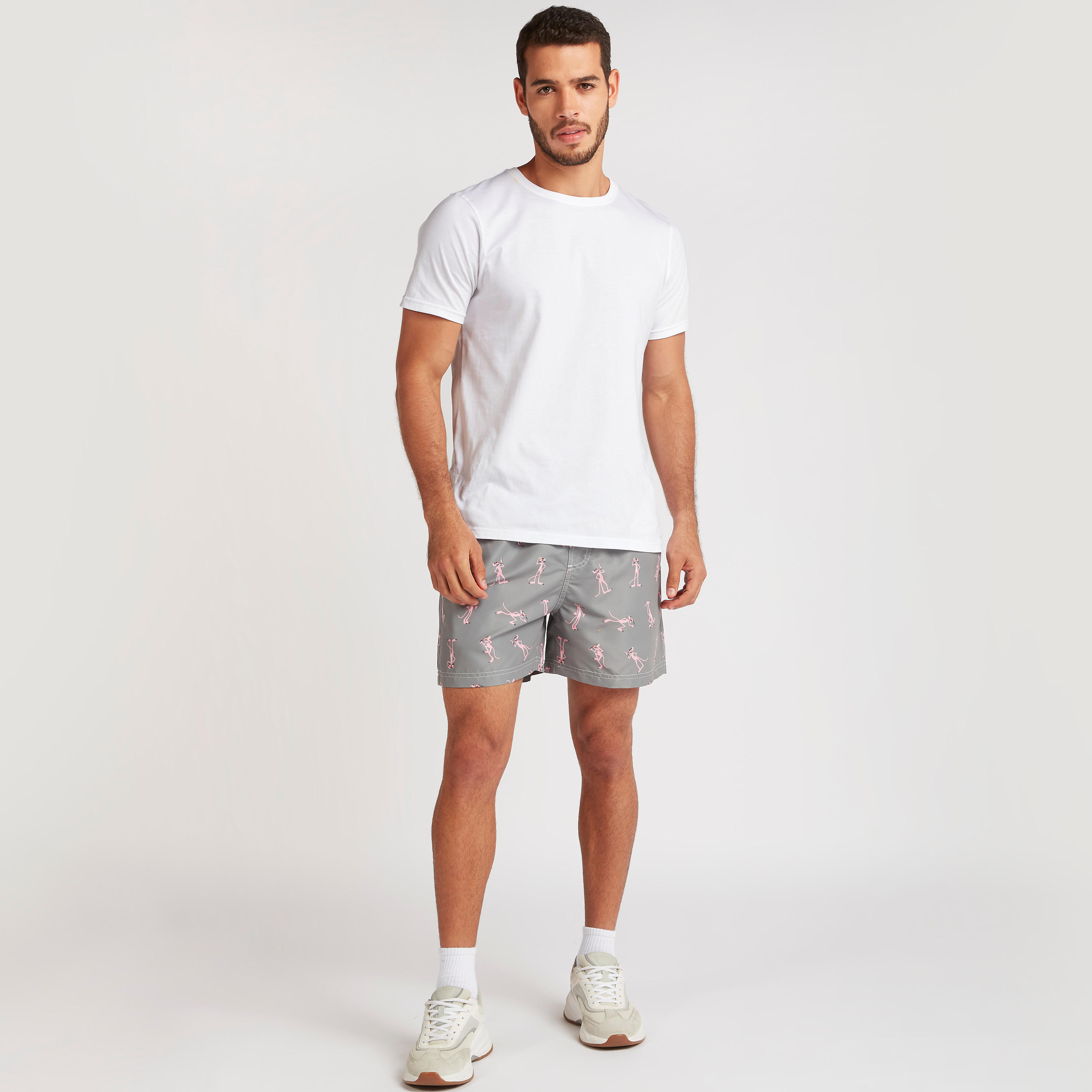شورت مستدام برباط إغلاق وخصر متوسط الارتفاع وطبعات بينك بانتر-men-clothing-swimandbeach-shorts-image-3