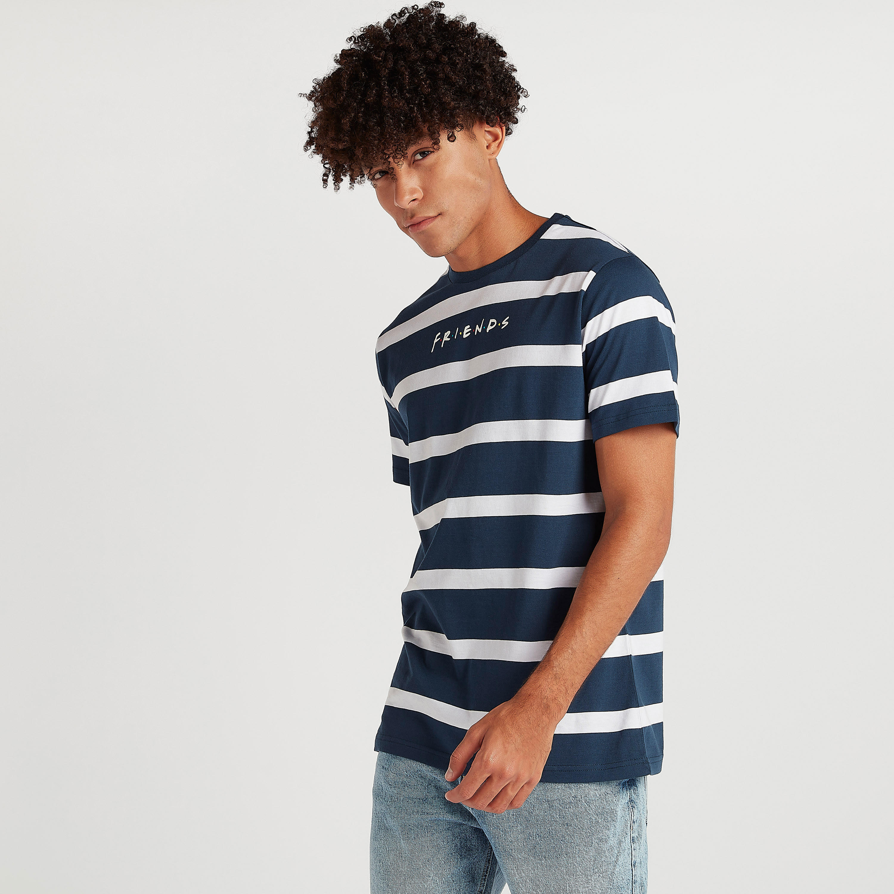 تيشيرت بياقة ضيّقة وأكمام قصيرة وطبعات فريندز-men-clothing-tshirtsandpolos-tshirts-image-1