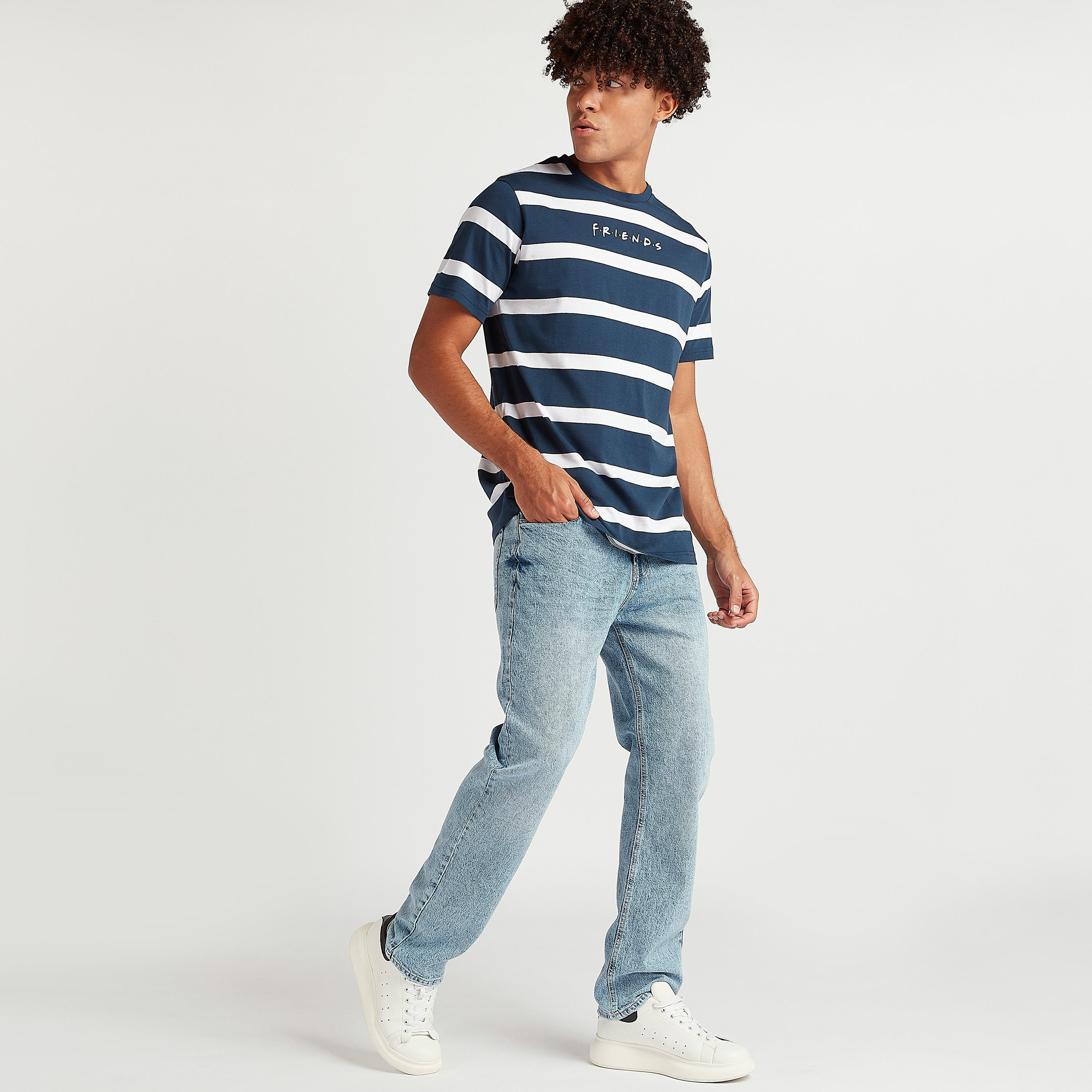 تيشيرت بياقة ضيّقة وأكمام قصيرة وطبعات فريندز-men-clothing-tshirtsandpolos-tshirts-image-2