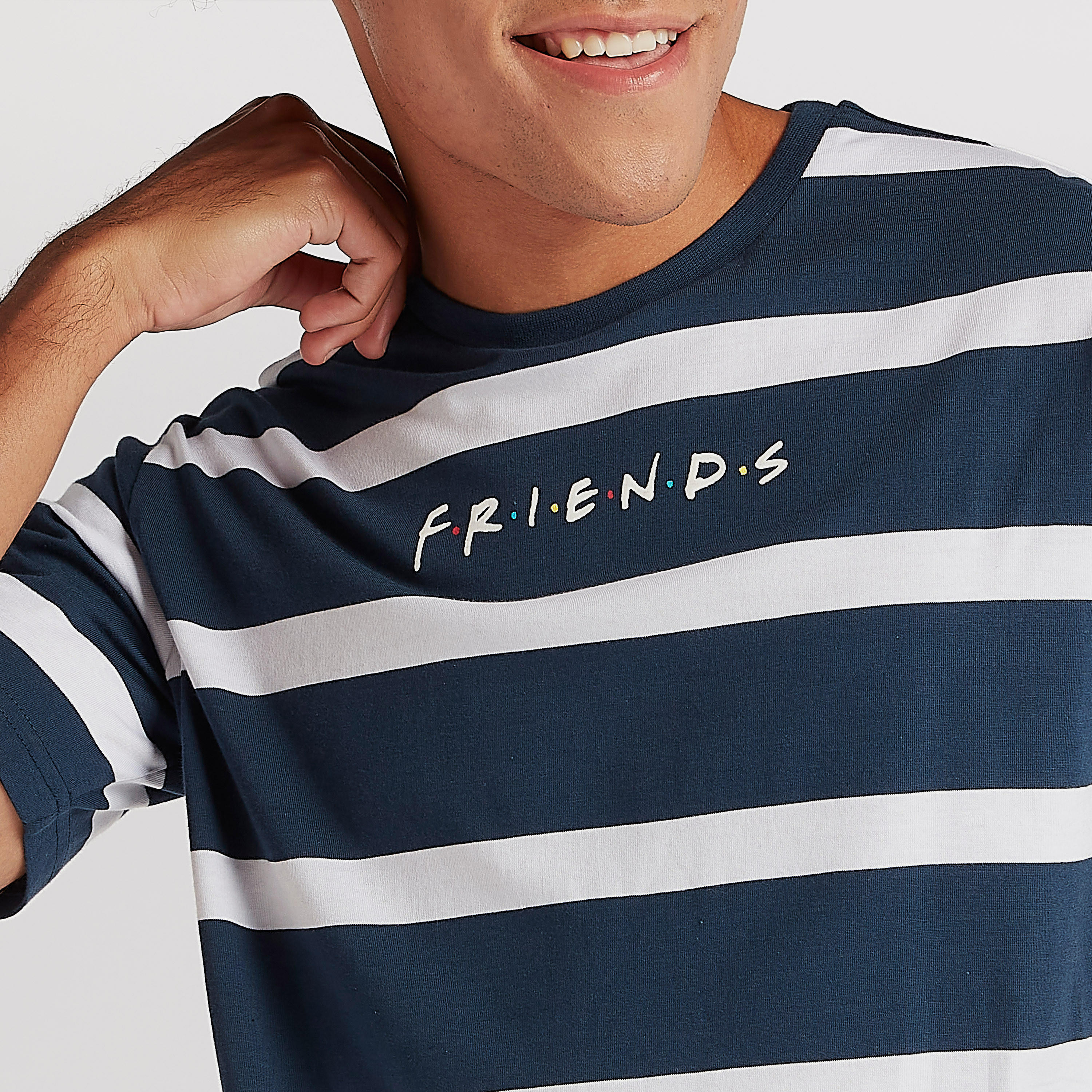 تيشيرت بياقة ضيّقة وأكمام قصيرة وطبعات فريندز-men-clothing-tshirtsandpolos-tshirts-image-3