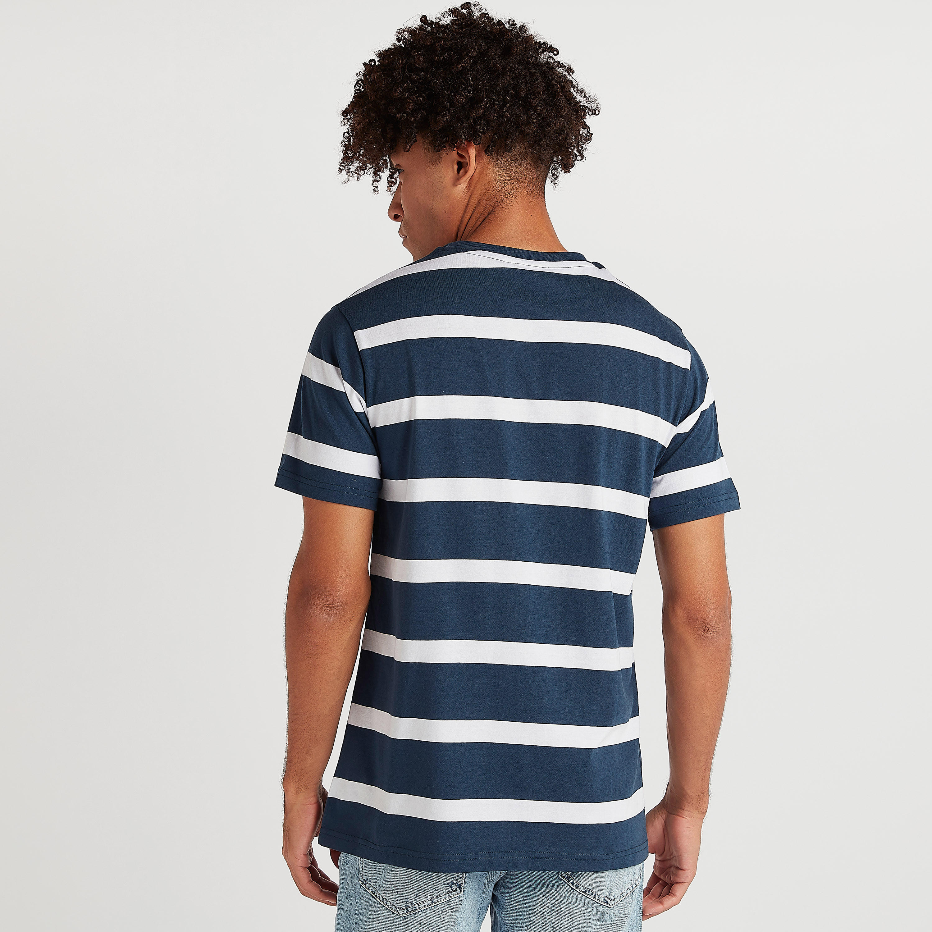 تيشيرت بياقة ضيّقة وأكمام قصيرة وطبعات فريندز-men-clothing-tshirtsandpolos-tshirts-image-4