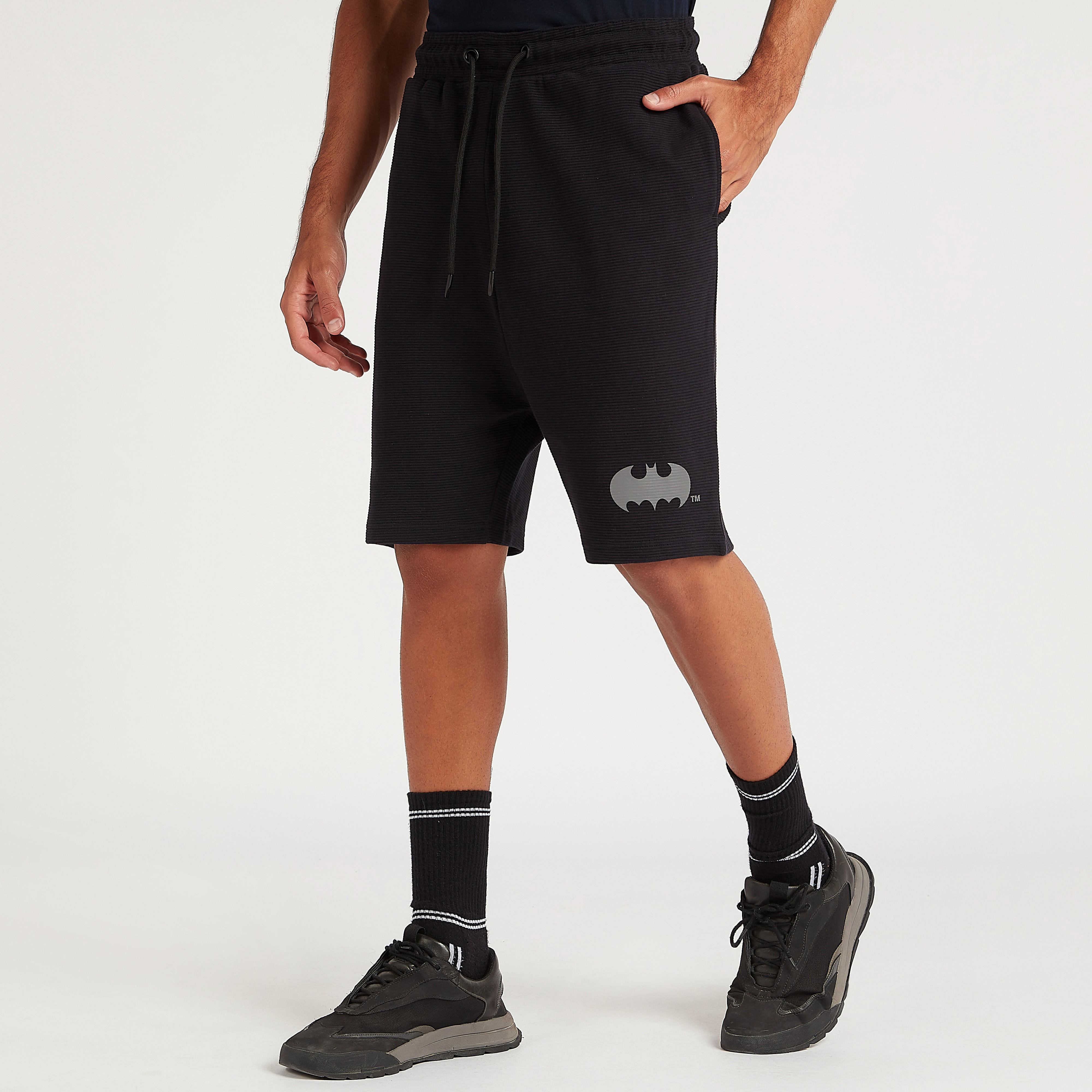 شورت بخصر متوسط الارتفاع وطبعات باتمان ورباط إغلاق-men-clothing-bottoms-shorts-image-1