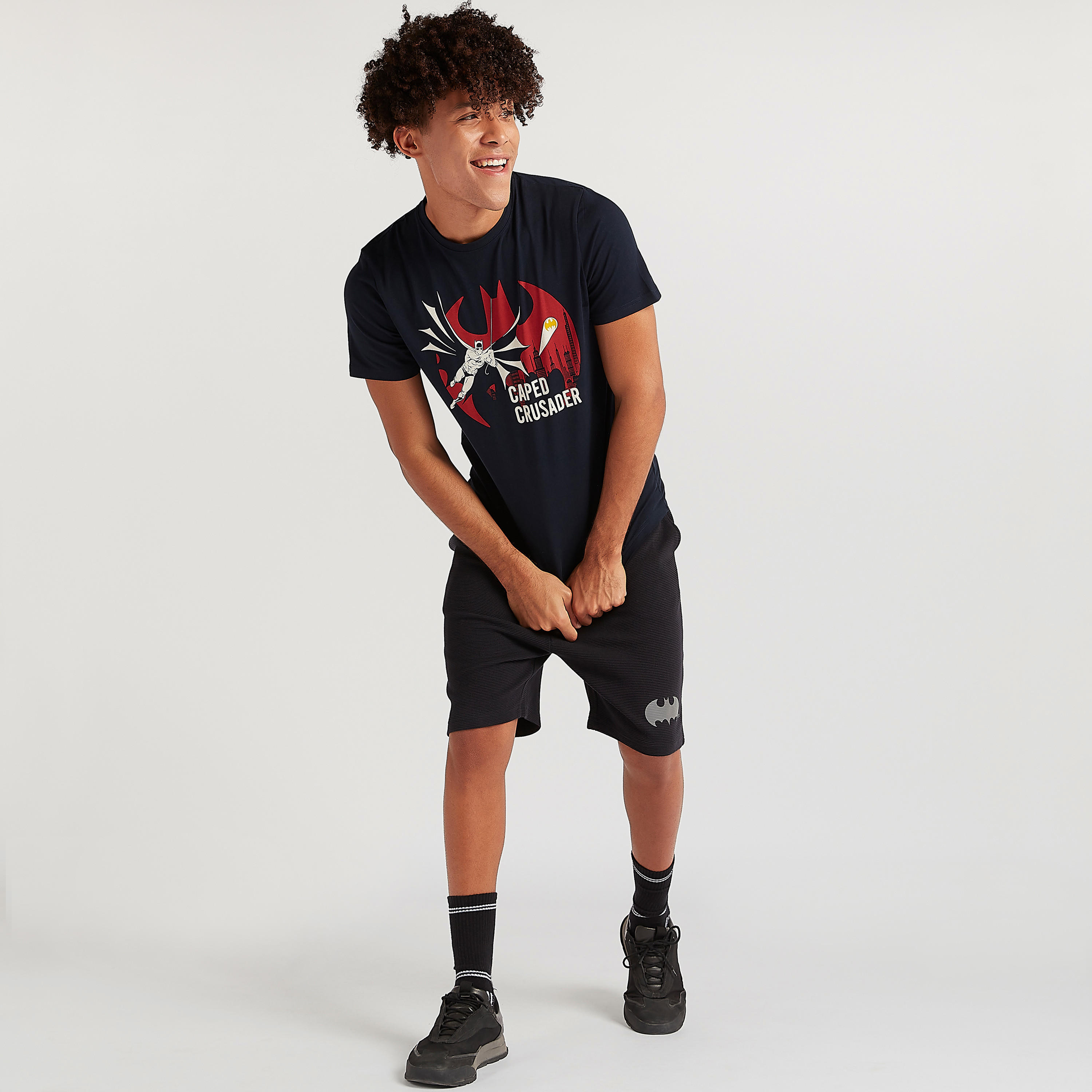 شورت بخصر متوسط الارتفاع وطبعات باتمان ورباط إغلاق-men-clothing-bottoms-shorts-image-2