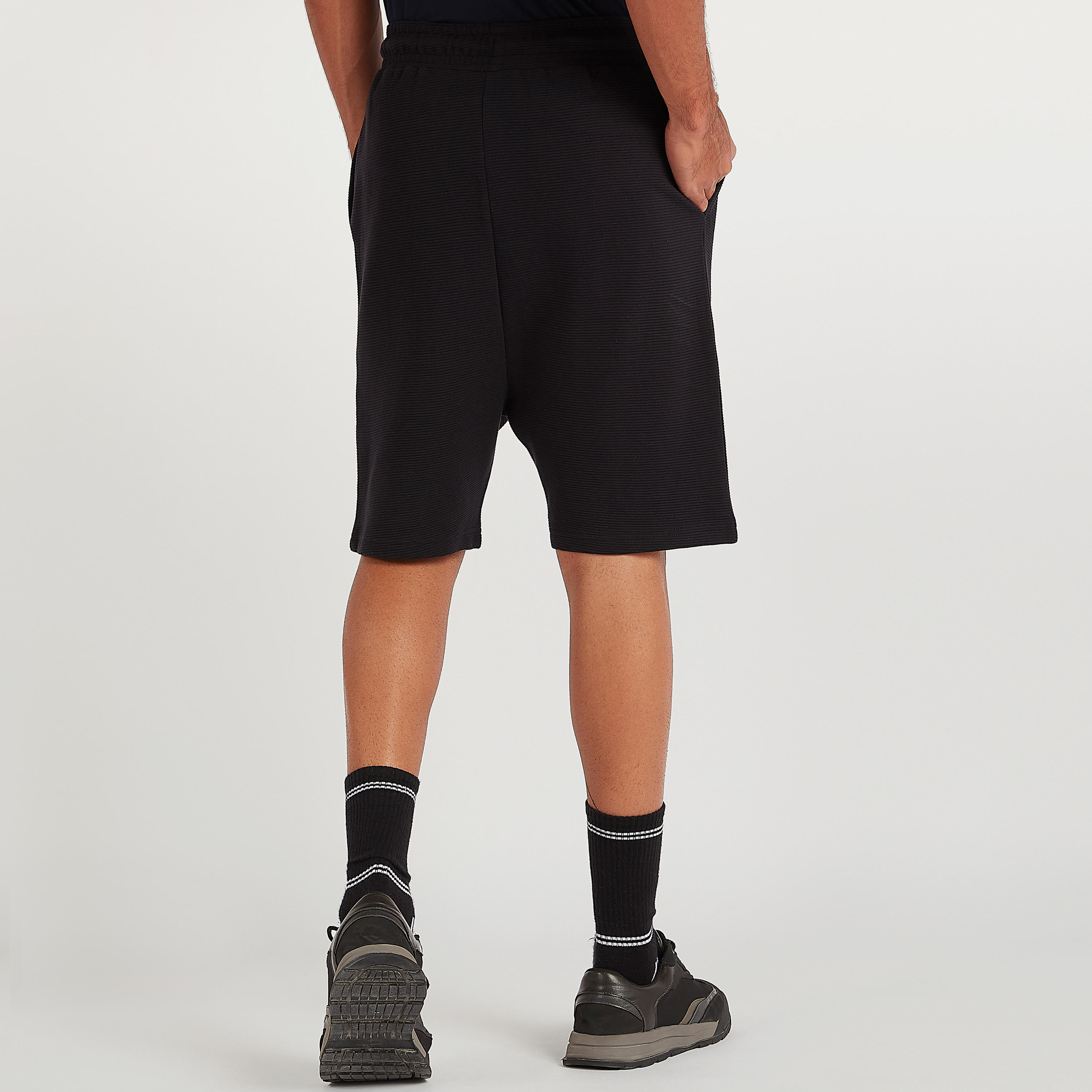 شورت بخصر متوسط الارتفاع وطبعات باتمان ورباط إغلاق-men-clothing-bottoms-shorts-image-4