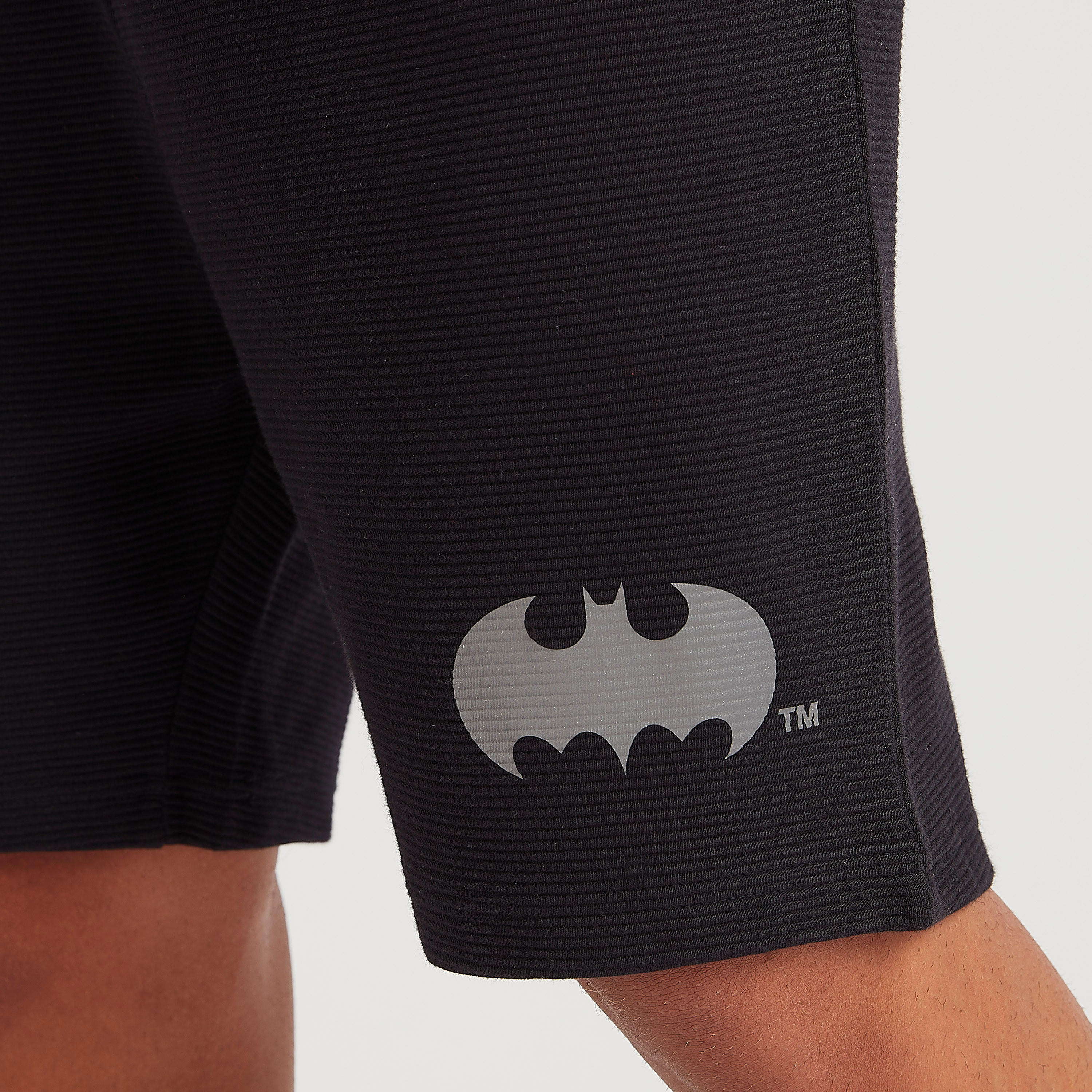 شورت بخصر متوسط الارتفاع وطبعات باتمان ورباط إغلاق-men-clothing-bottoms-shorts-image-5