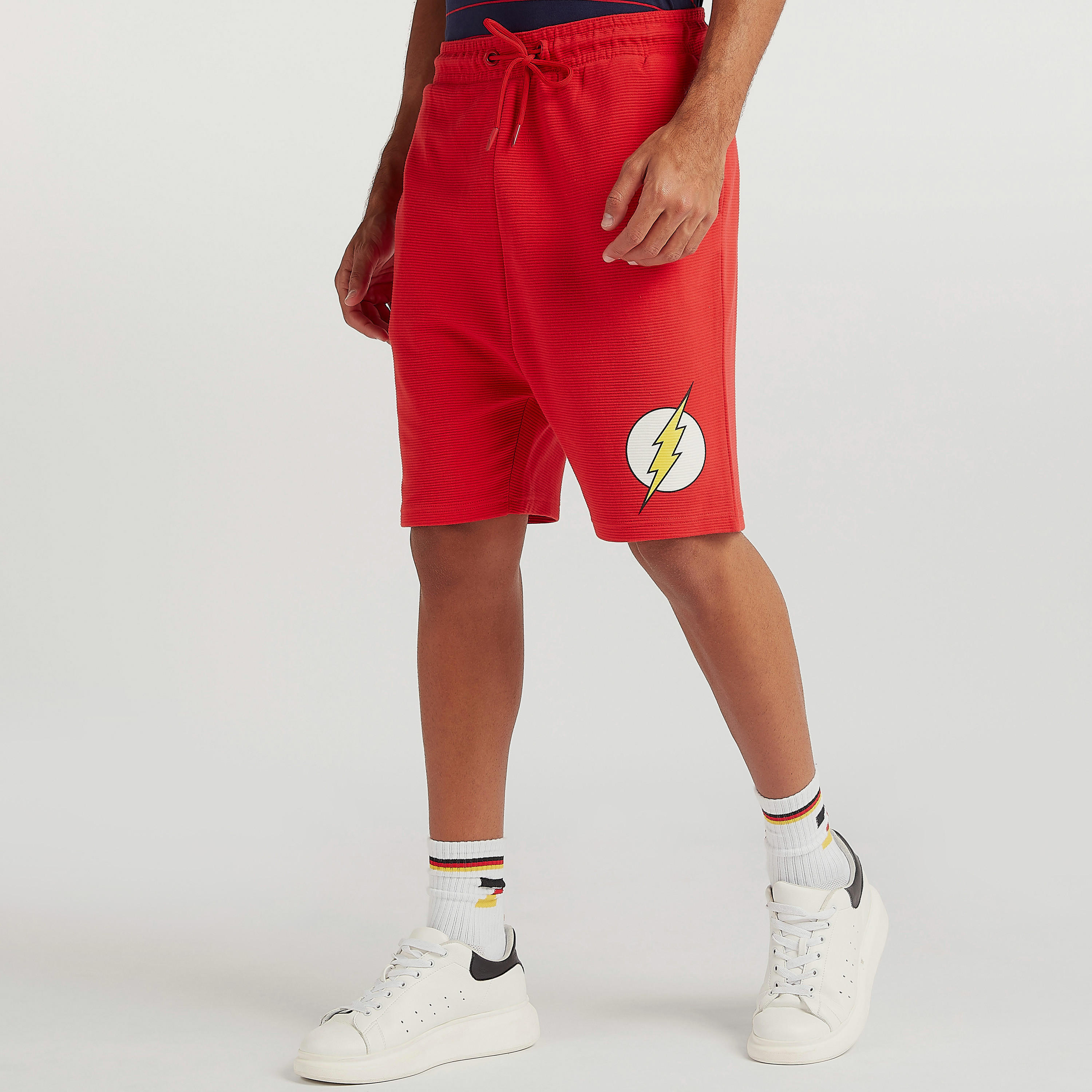 شورت بطبعات فلاش لوجو برباط إغلاق وخصر متوسّط الارتفاع-men-clothing-bottoms-shorts-image-4