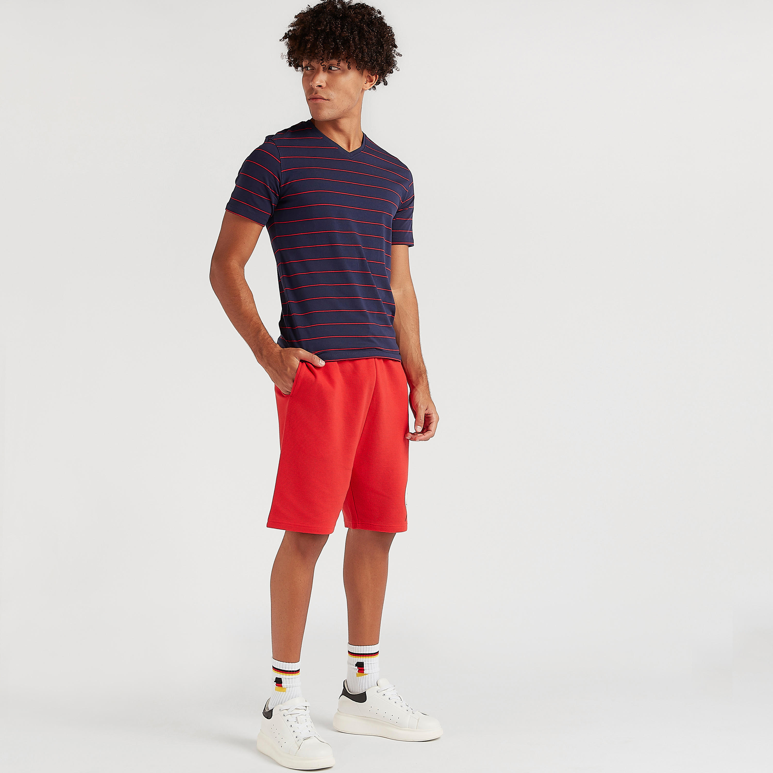 شورت بطبعات فلاش لوجو برباط إغلاق وخصر متوسّط الارتفاع-men-clothing-bottoms-shorts-image-3