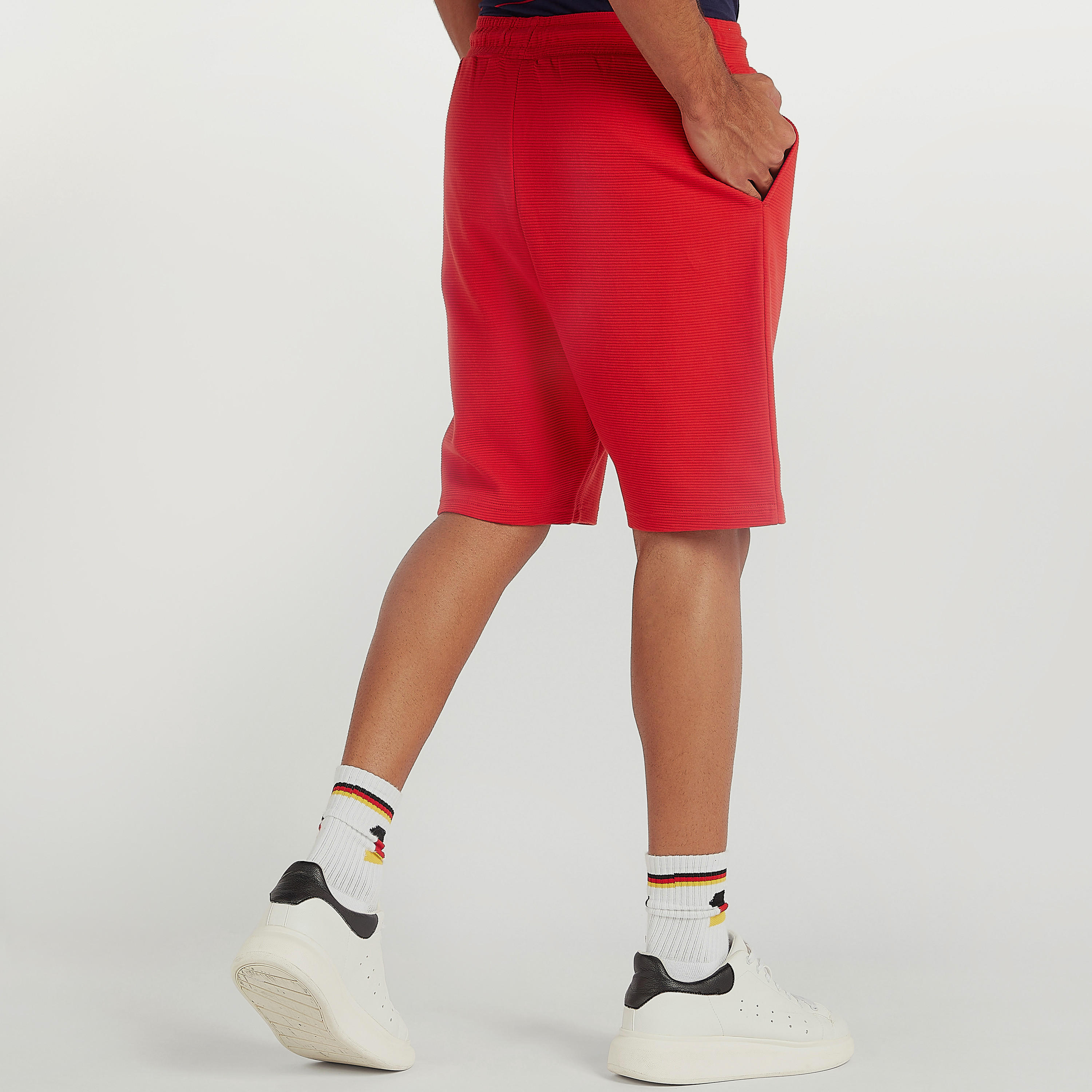 شورت بطبعات فلاش لوجو برباط إغلاق وخصر متوسّط الارتفاع-men-clothing-bottoms-shorts-image-1