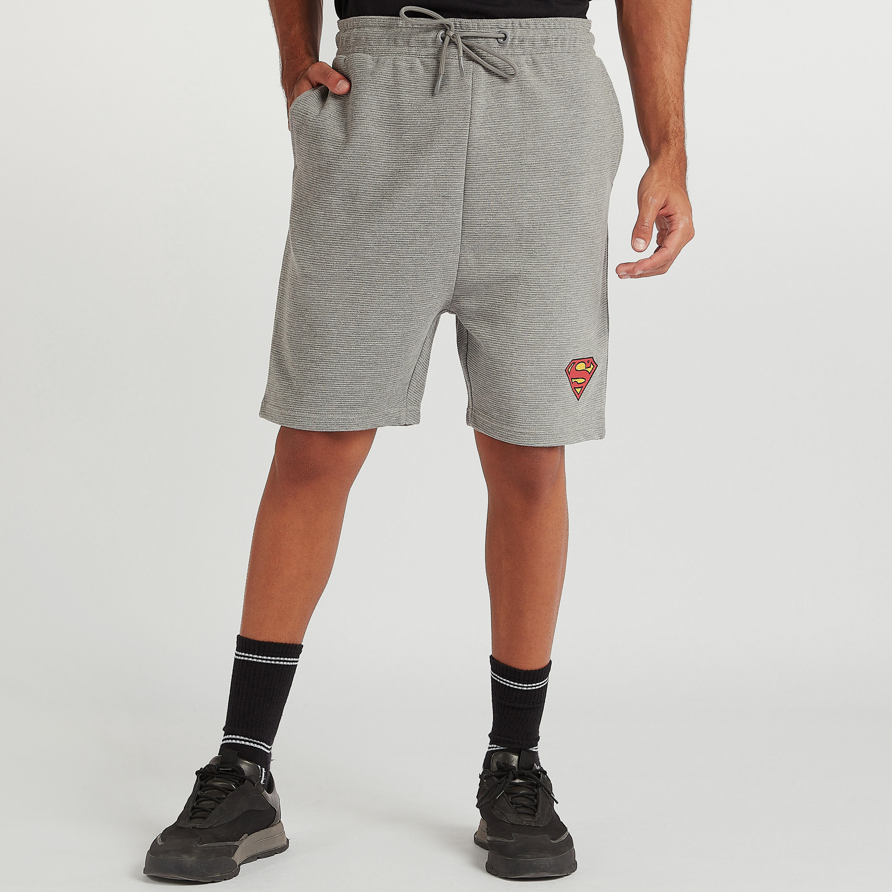 شورت بطبعات شعار سوبرمان برباط إغلاق وخصر متوسّط الارتفاع-men-clothing-bottoms-shorts-image-4