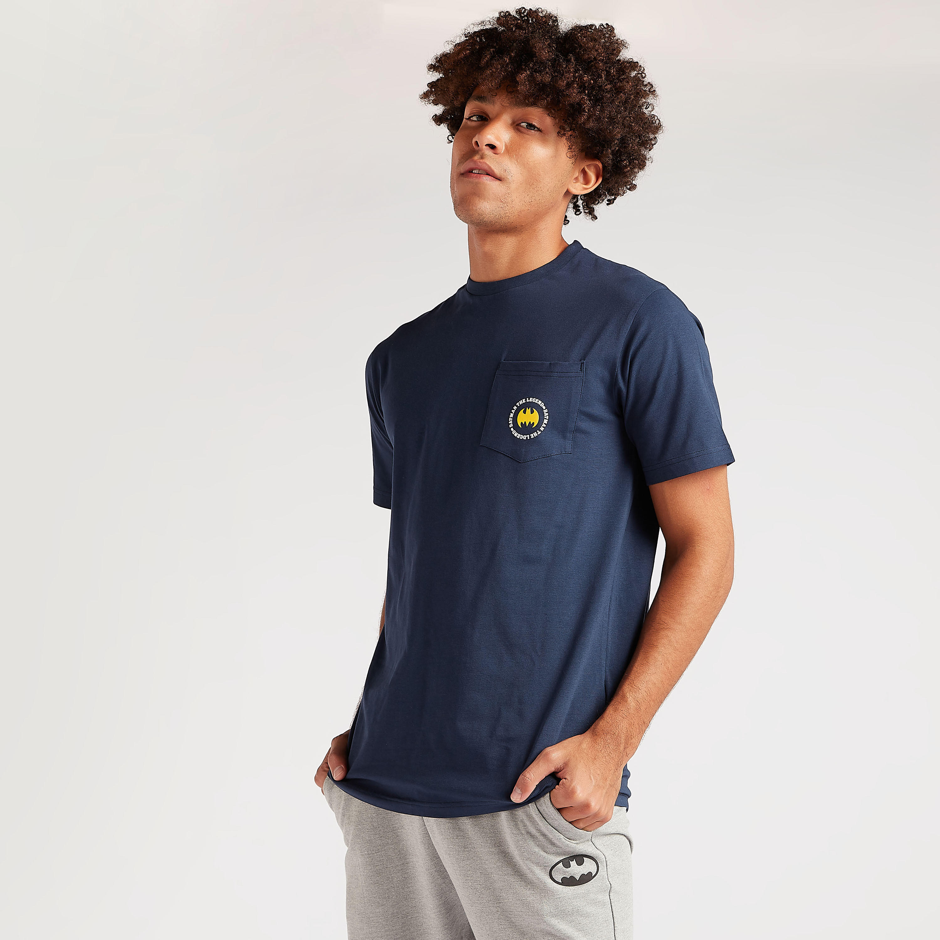 تيشيرت بياقة ضيّقة وأكمام قصيرة وطبعات باتمان-men-clothing-tshirtsandpolos-tshirts-image-1