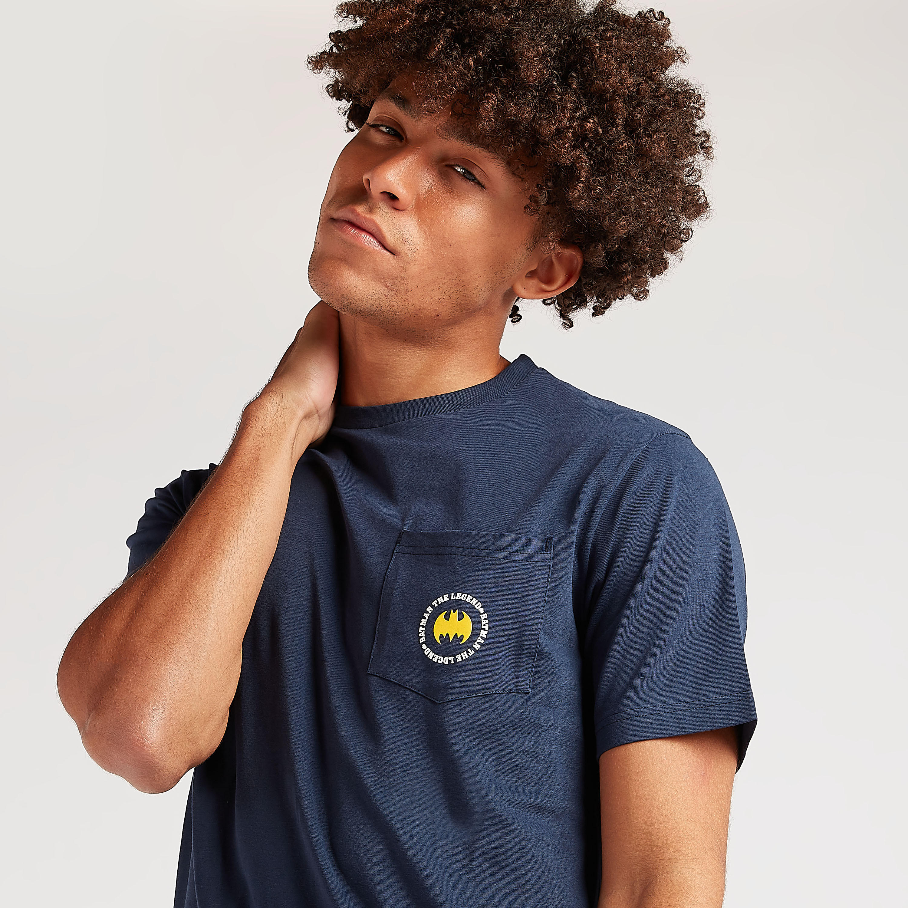 تيشيرت بياقة ضيّقة وأكمام قصيرة وطبعات باتمان-men-clothing-tshirtsandpolos-tshirts-image-3