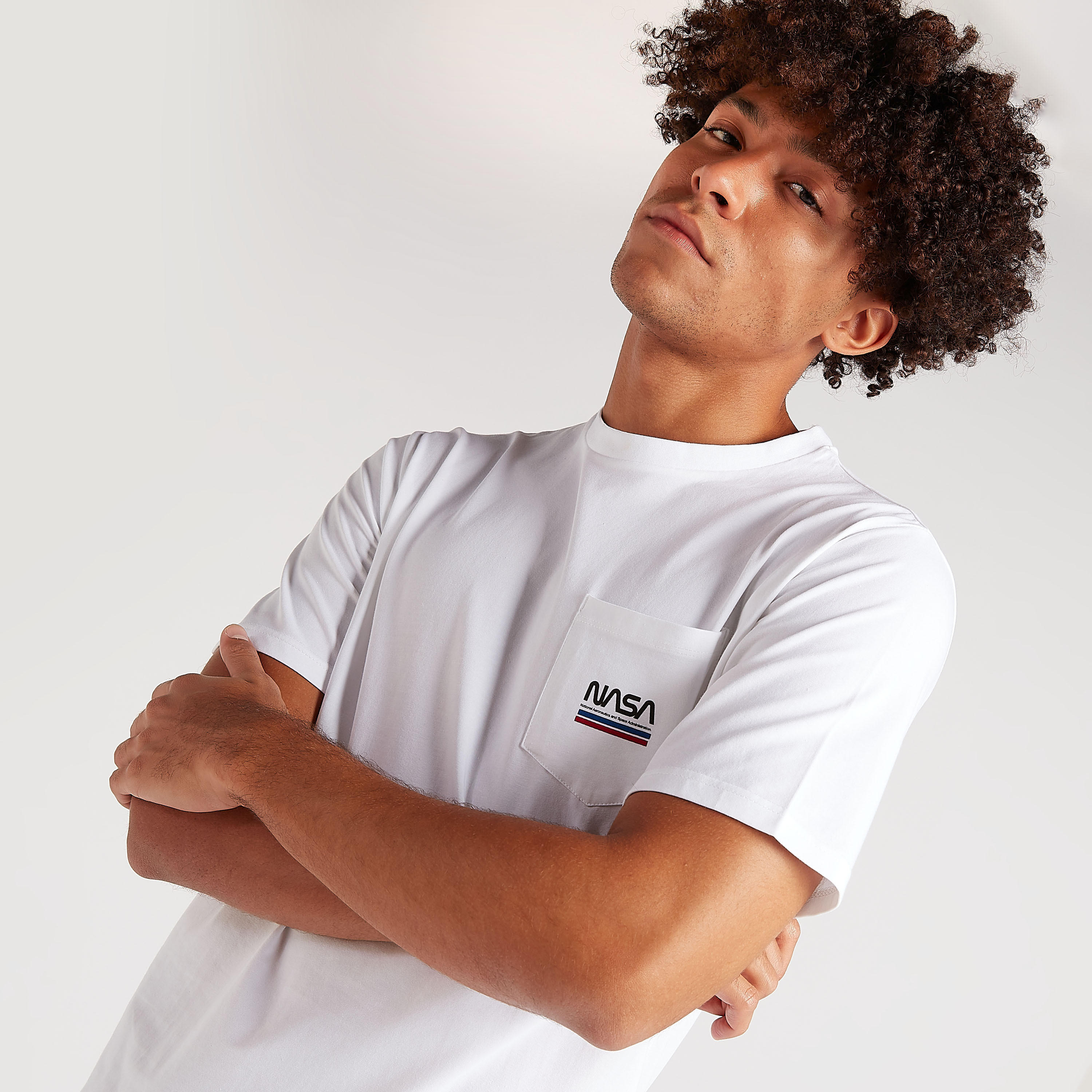 تيشيرت بياقة ضيقة وأكمام قصيرة وطبعات ناسا-men-clothing-tshirtsandpolos-tshirts-image-1