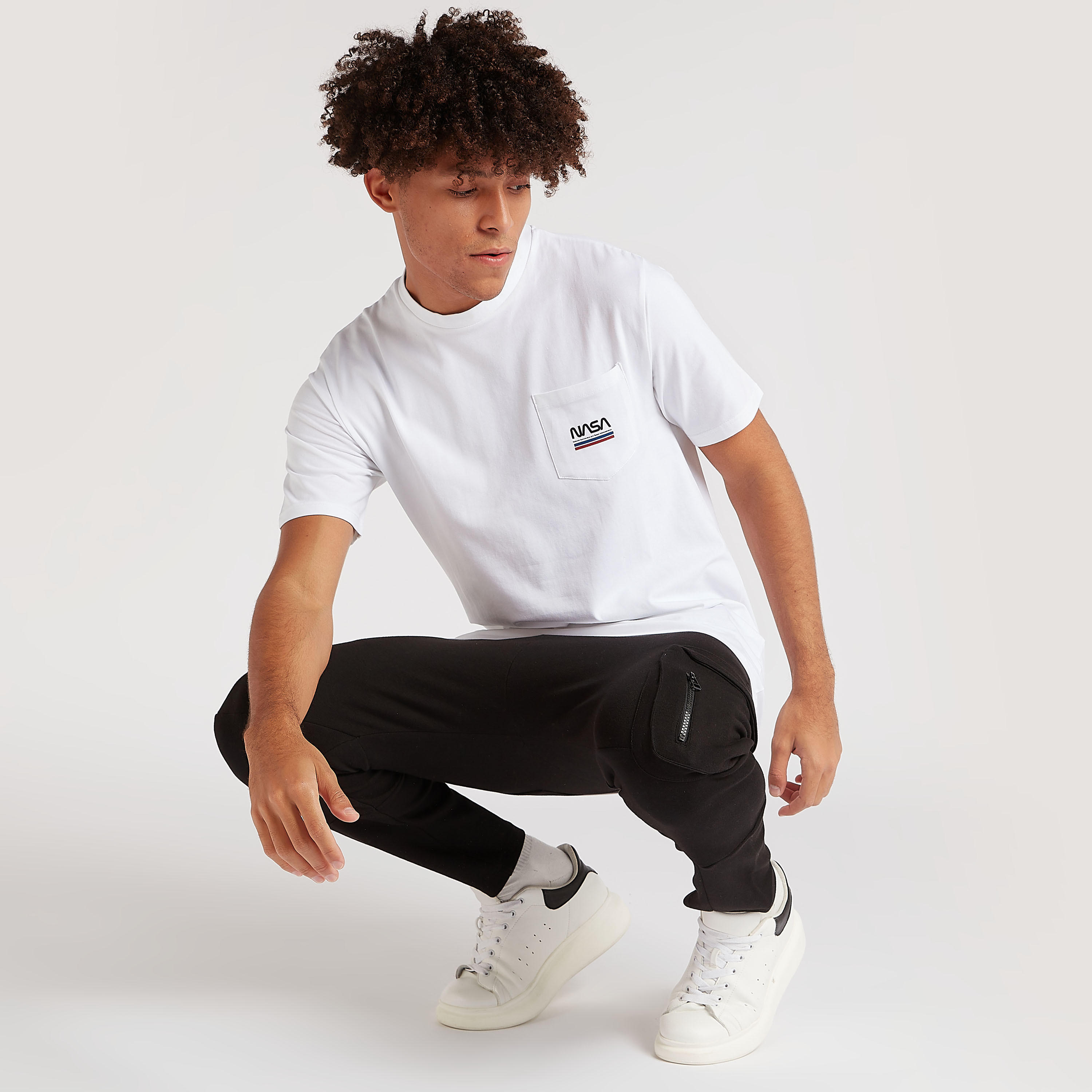 تيشيرت بياقة ضيقة وأكمام قصيرة وطبعات ناسا-men-clothing-tshirtsandpolos-tshirts-image-2