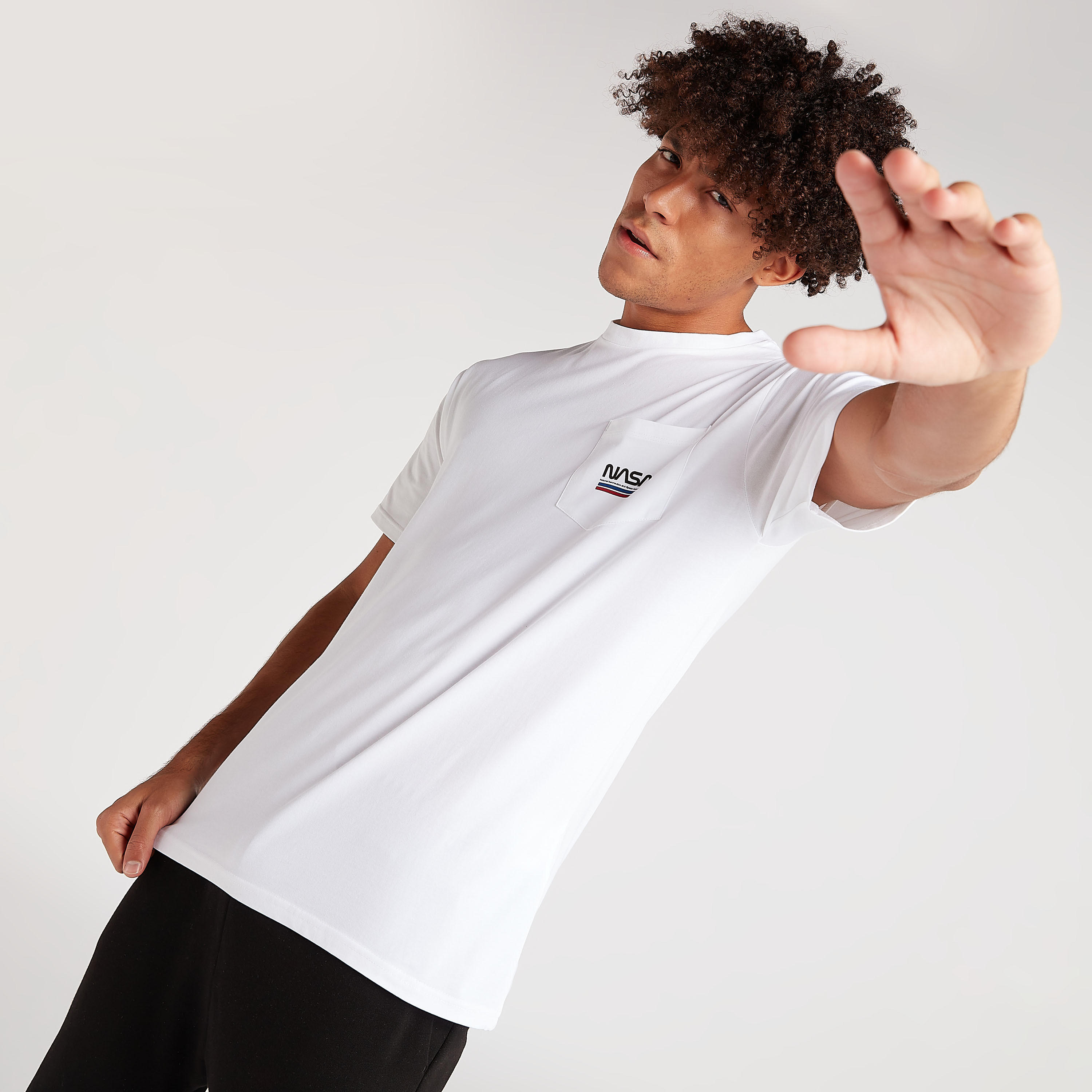 تيشيرت بياقة ضيقة وأكمام قصيرة وطبعات ناسا-men-clothing-tshirtsandpolos-tshirts-image-3