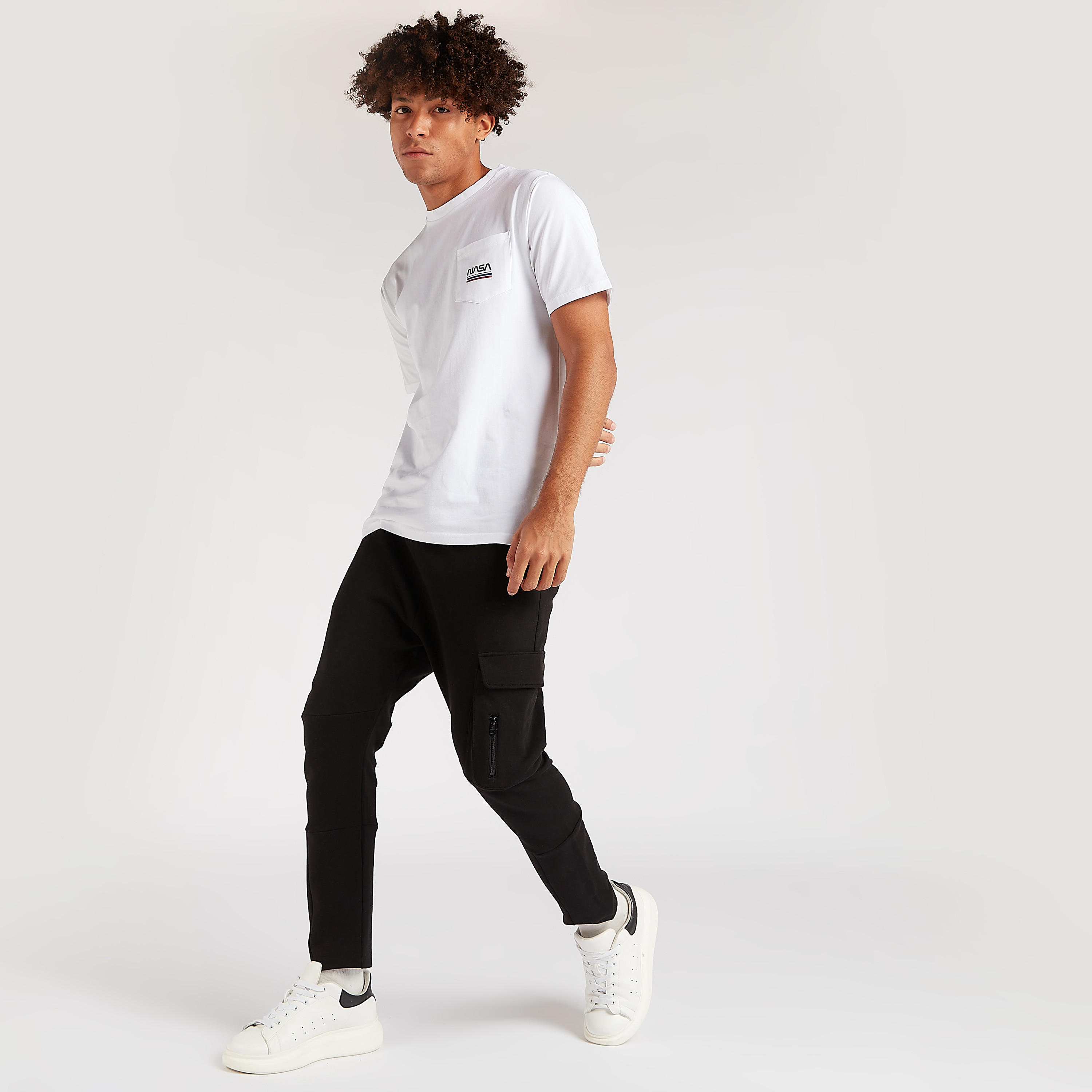 تيشيرت بياقة ضيقة وأكمام قصيرة وطبعات ناسا-men-clothing-tshirtsandpolos-tshirts-image-4
