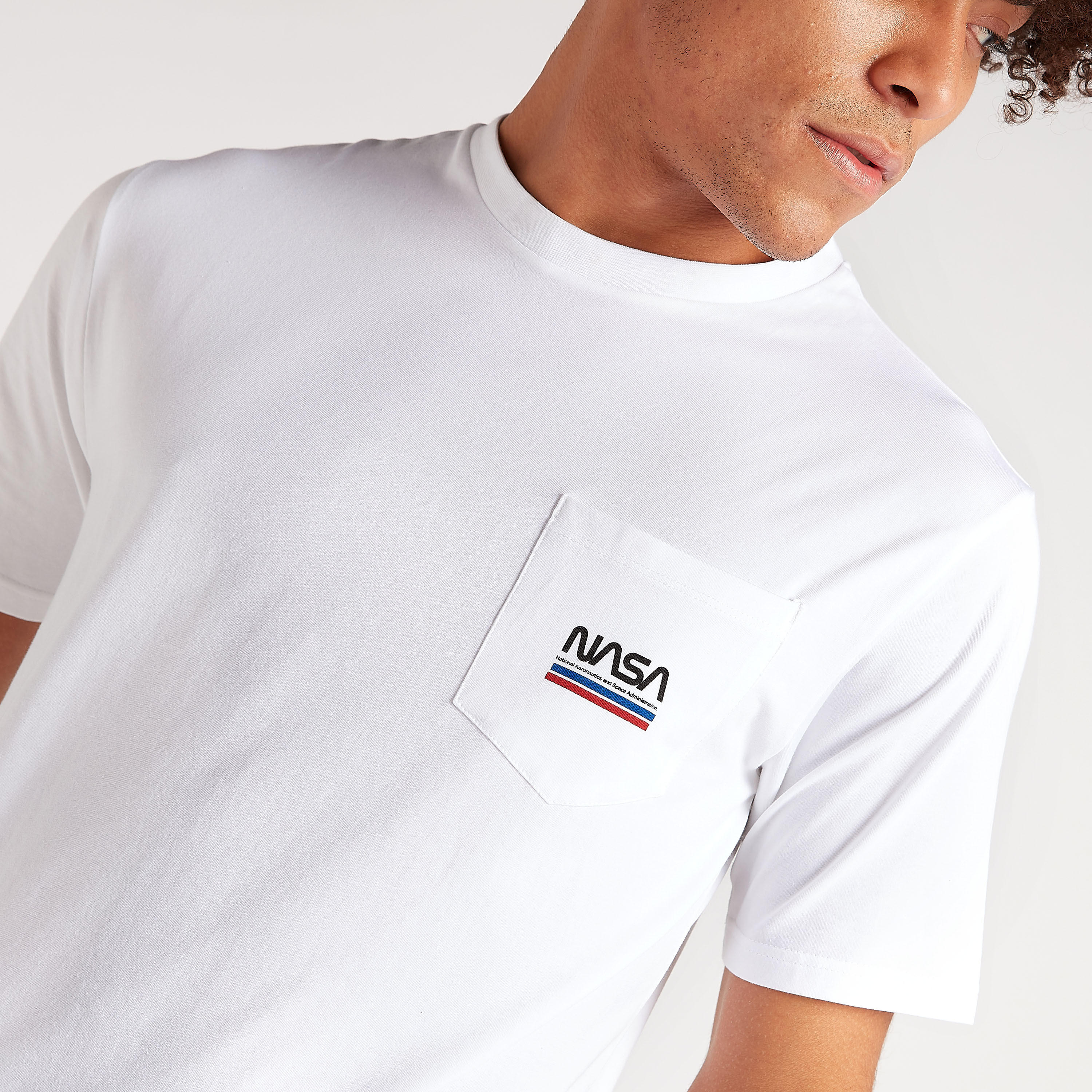 تيشيرت بياقة ضيقة وأكمام قصيرة وطبعات ناسا-men-clothing-tshirtsandpolos-tshirts-image-5