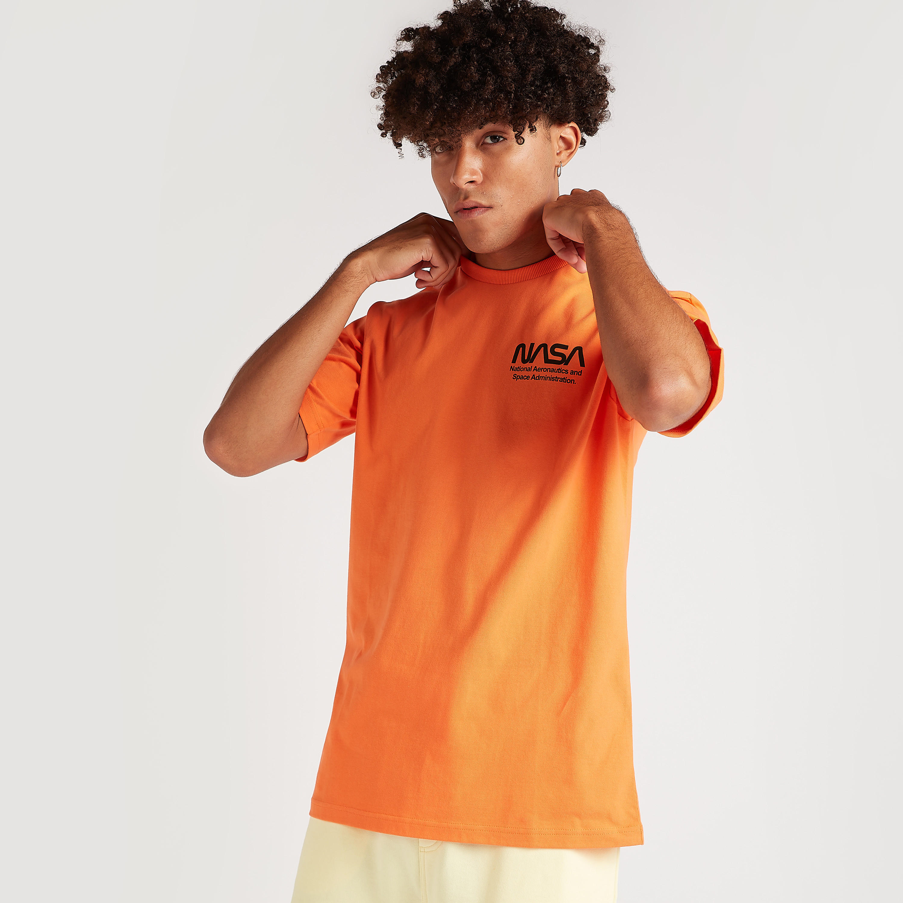 تيشيرت بياقة ضيّقة وأكمام قصيرة وطبعات ناسا-men-clothing-tshirtsandpolos-tshirts-image-1
