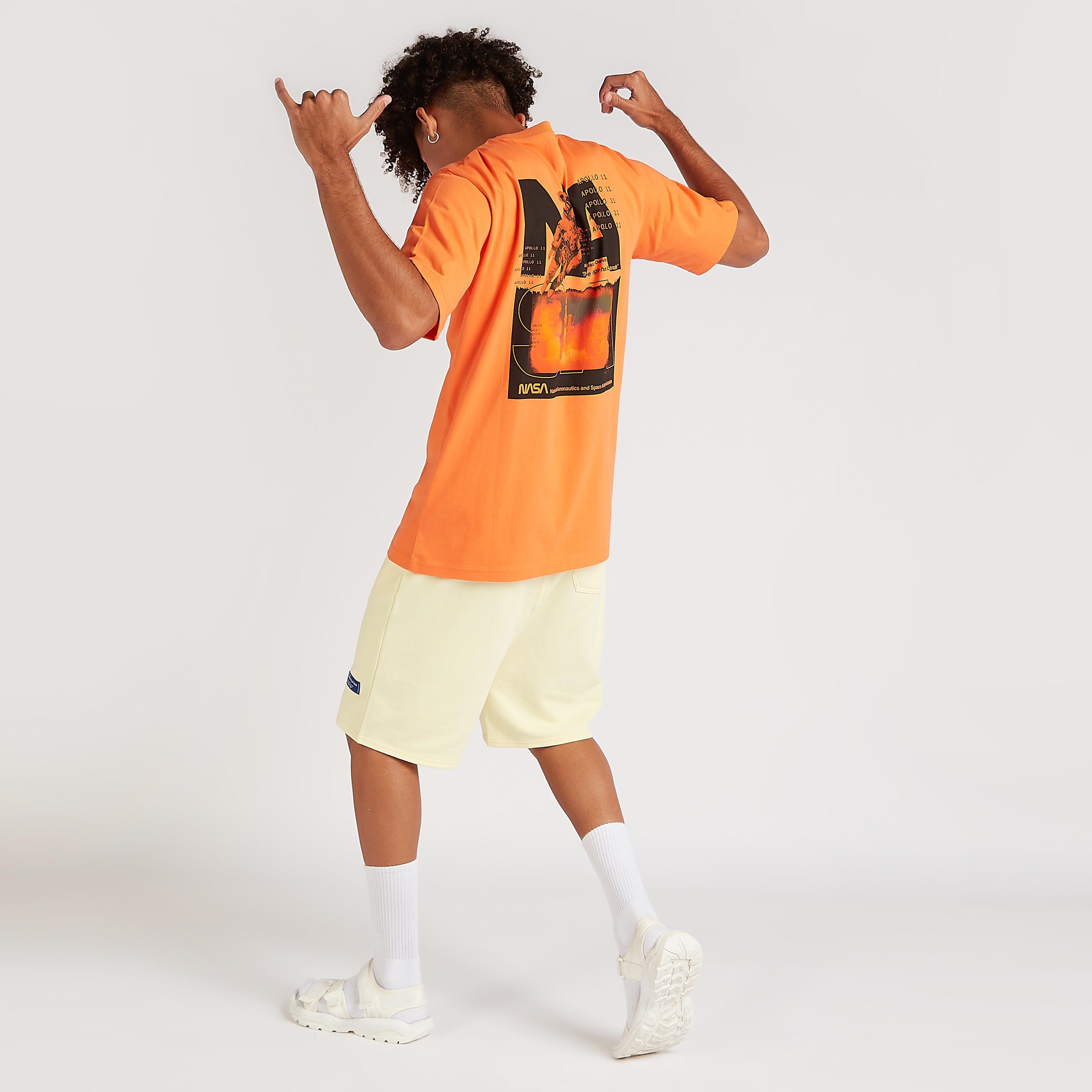تيشيرت بياقة ضيّقة وأكمام قصيرة وطبعات ناسا-men-clothing-tshirtsandpolos-tshirts-image-2