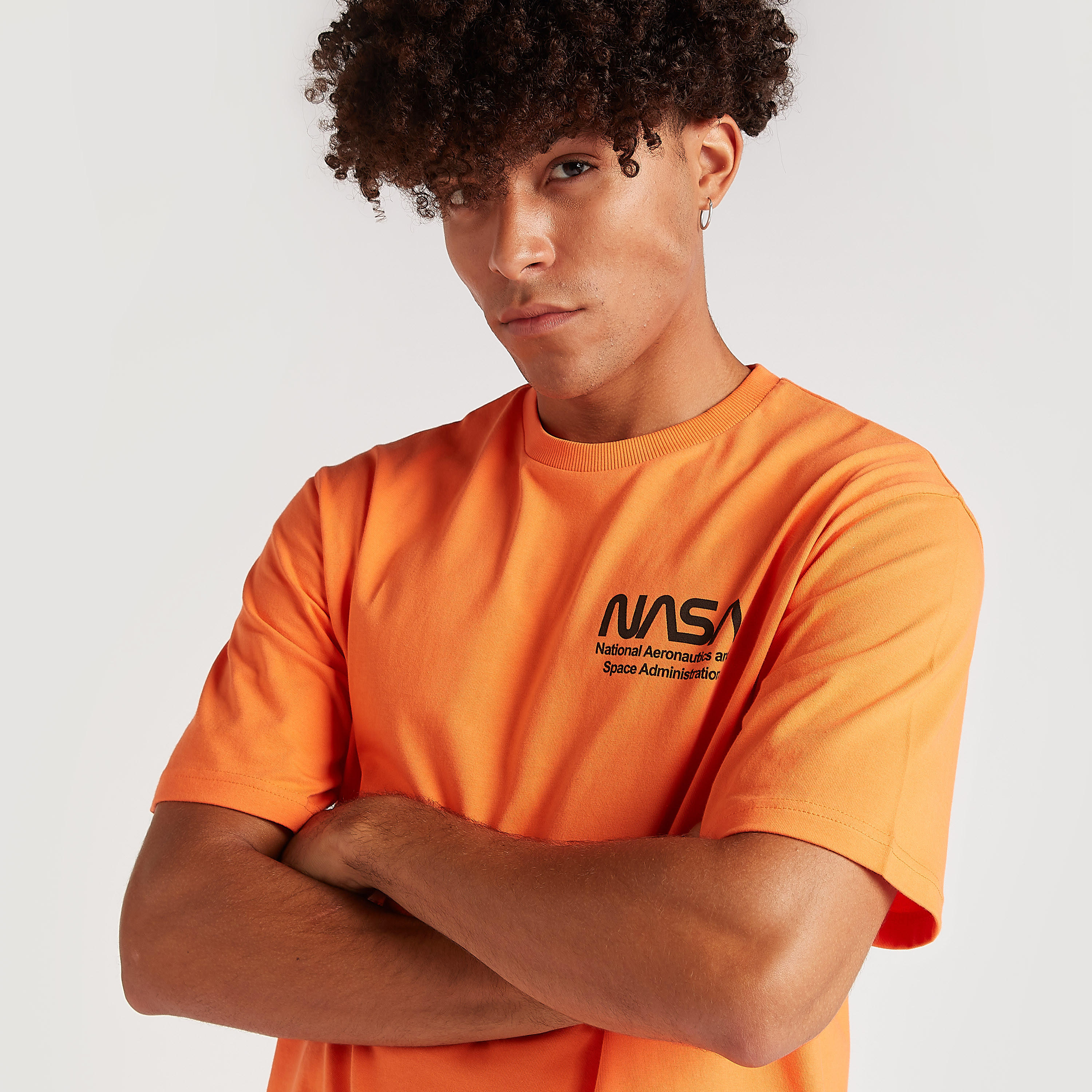 تيشيرت بياقة ضيّقة وأكمام قصيرة وطبعات ناسا-men-clothing-tshirtsandpolos-tshirts-image-3