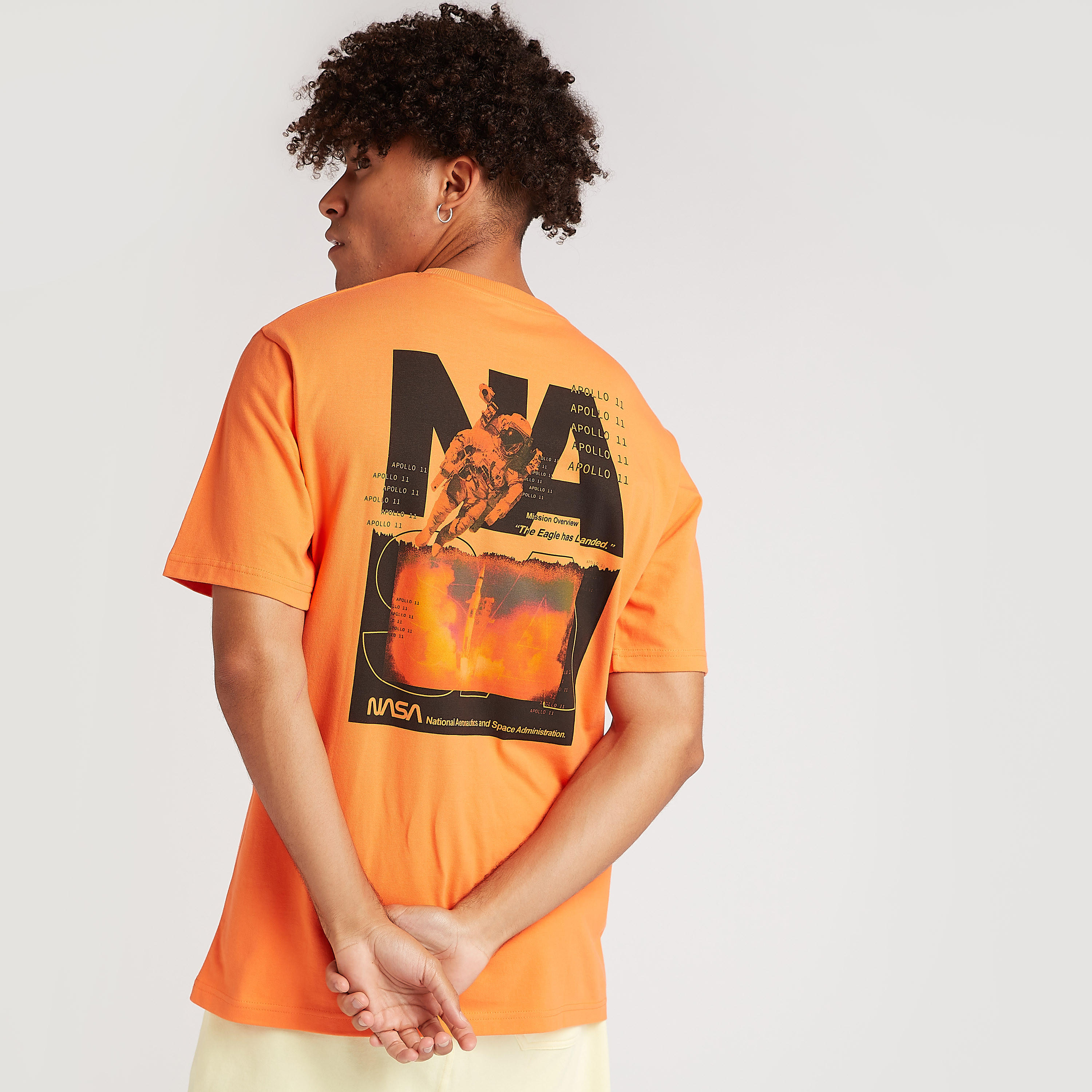 تيشيرت بياقة ضيّقة وأكمام قصيرة وطبعات ناسا-men-clothing-tshirtsandpolos-tshirts-image-4