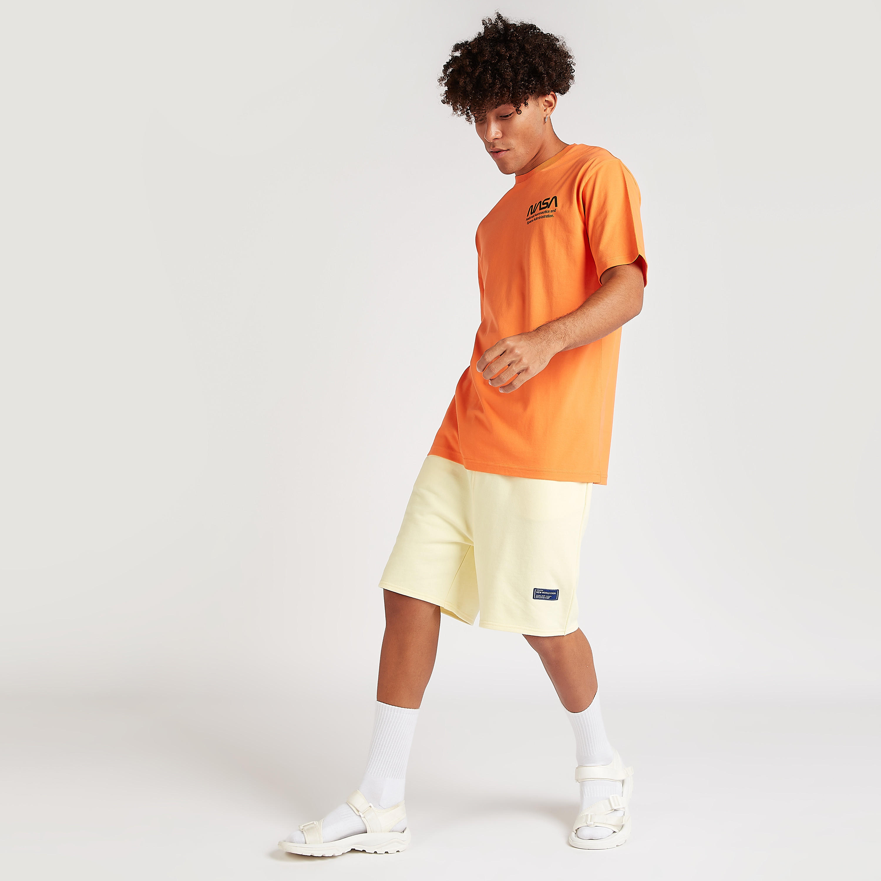 تيشيرت بياقة ضيّقة وأكمام قصيرة وطبعات ناسا-men-clothing-tshirtsandpolos-tshirts-image-5