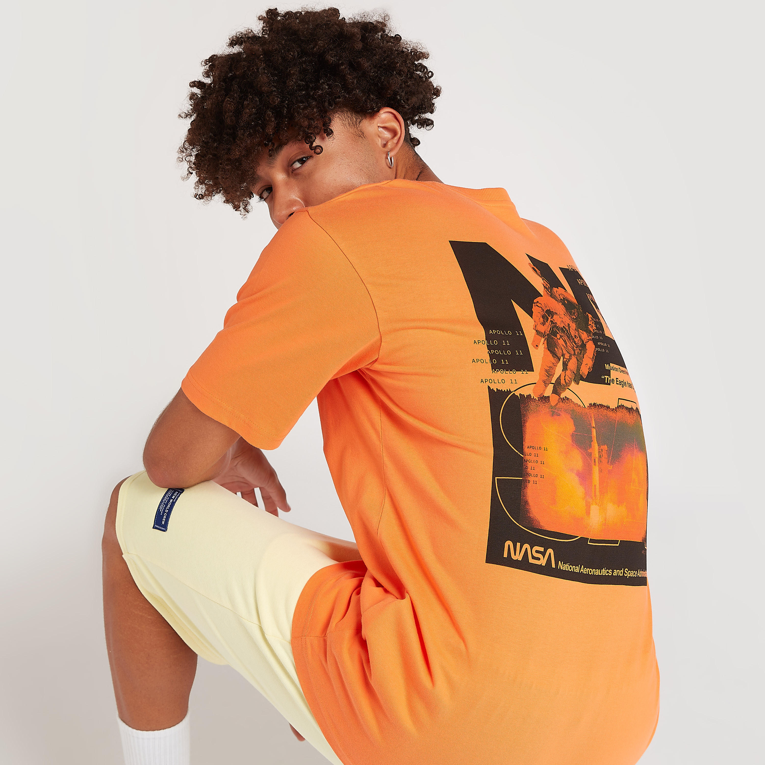 تيشيرت بياقة ضيّقة وأكمام قصيرة وطبعات ناسا-men-clothing-tshirtsandpolos-tshirts-image-6