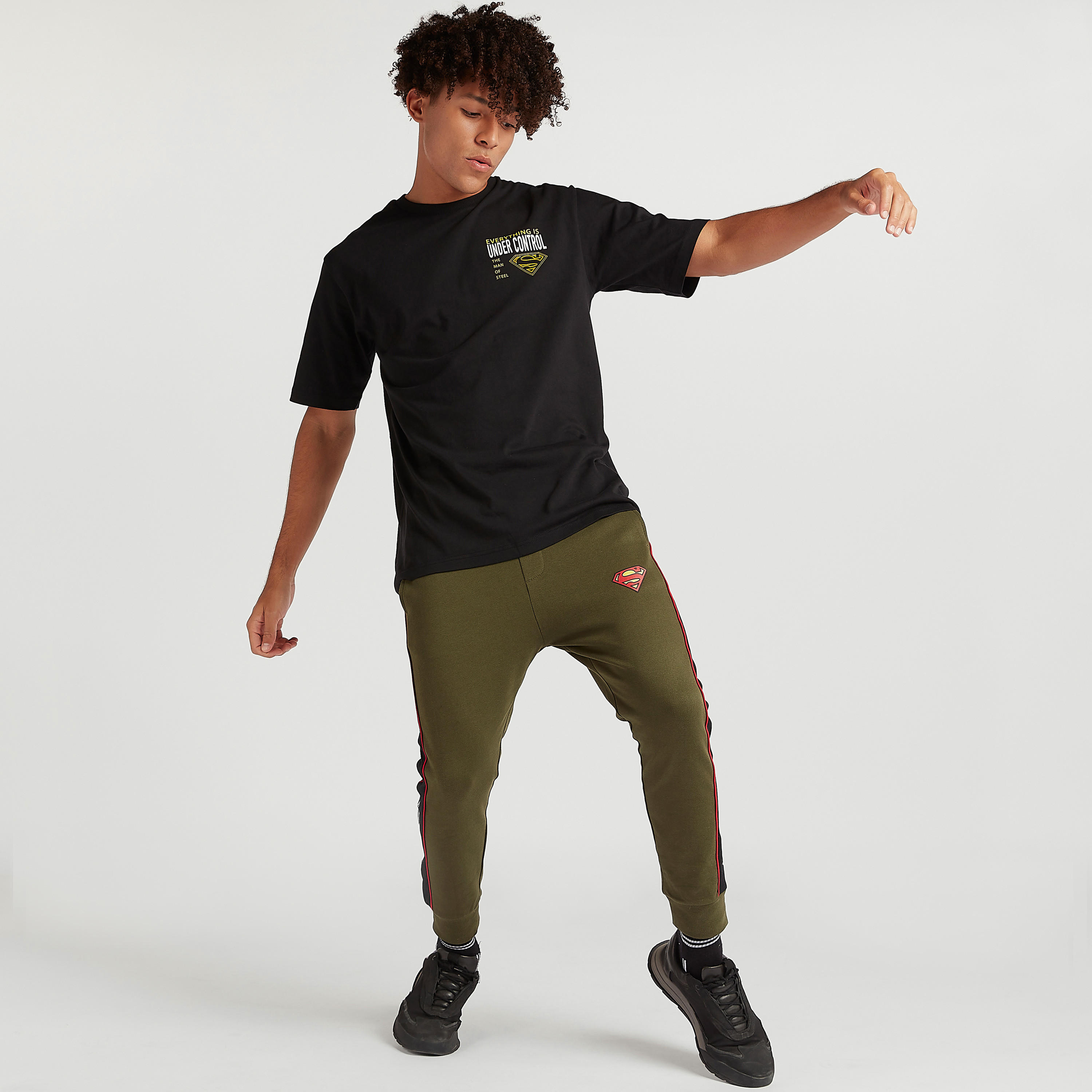 تيشيرت بياقة ضيّقة وأكمام قصيرة وطبعات سوبر مان-men-clothing-tshirtsandpolos-tshirts-image-2