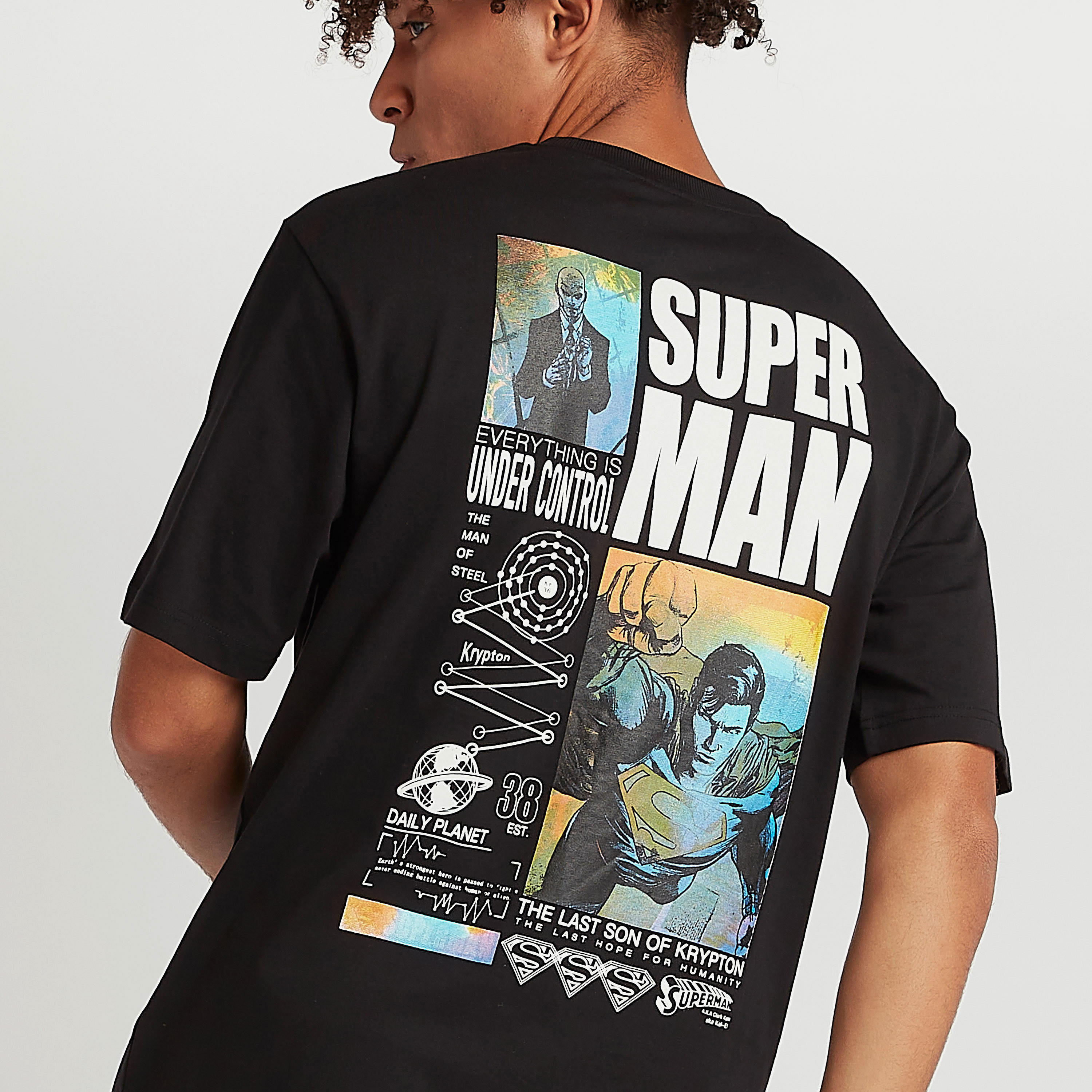 تيشيرت بياقة ضيّقة وأكمام قصيرة وطبعات سوبر مان-men-clothing-tshirtsandpolos-tshirts-image-3