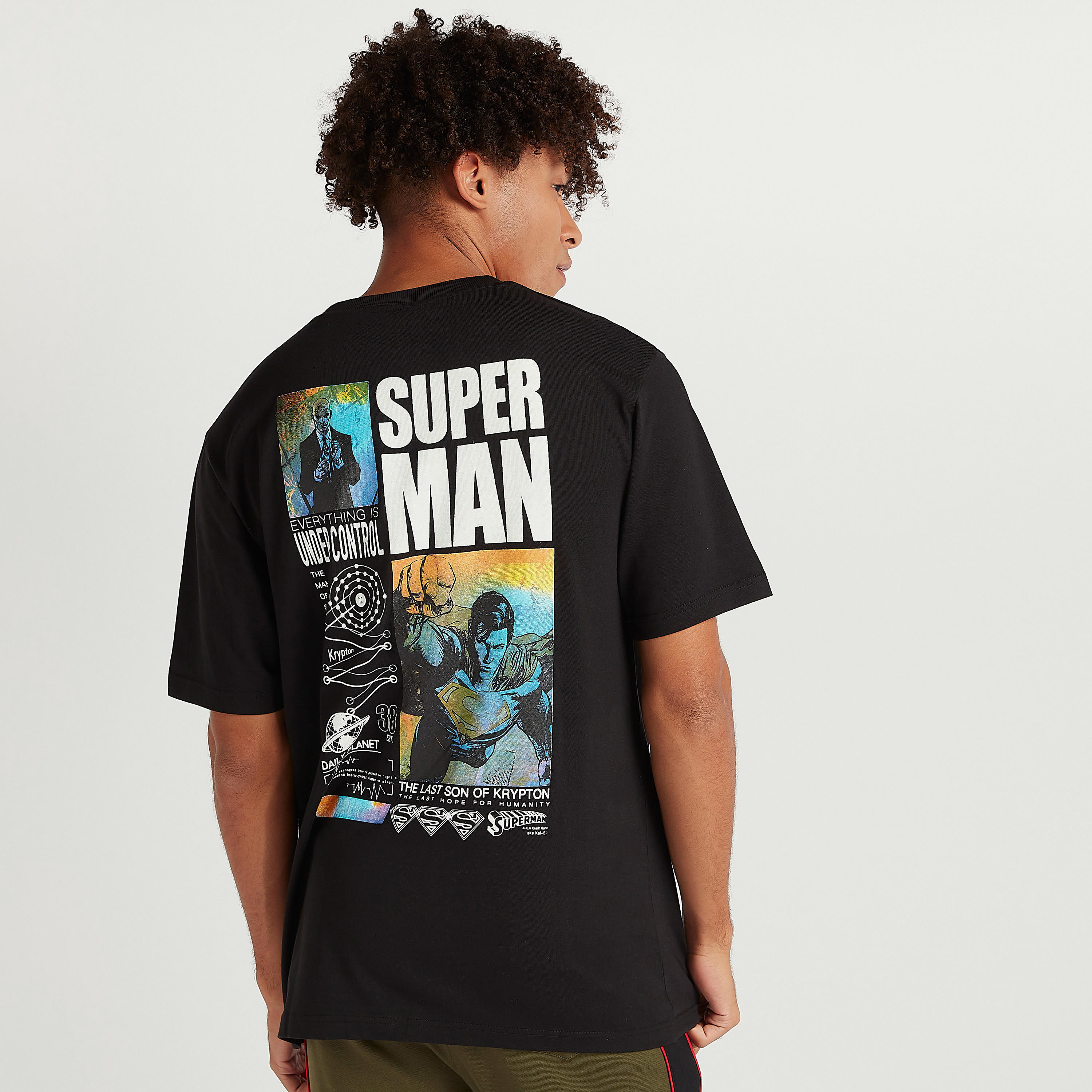 تيشيرت بياقة ضيّقة وأكمام قصيرة وطبعات سوبر مان-men-clothing-tshirtsandpolos-tshirts-image-4