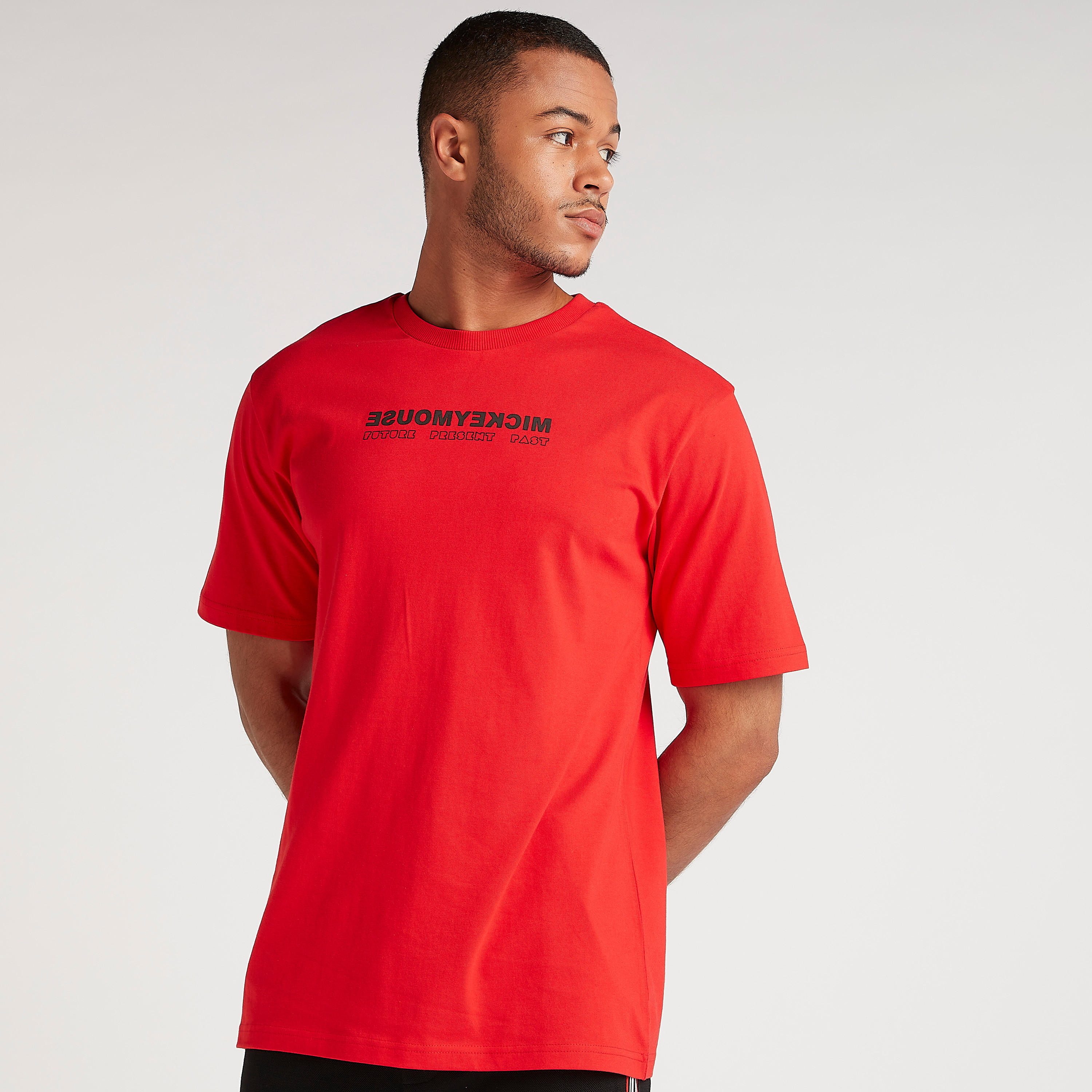 تيشيرت بياقة ضيّقة وأكمام قصيرة وطبعات ميكي ماوس-men-clothing-tshirtsandpolos-tshirts-image-1
