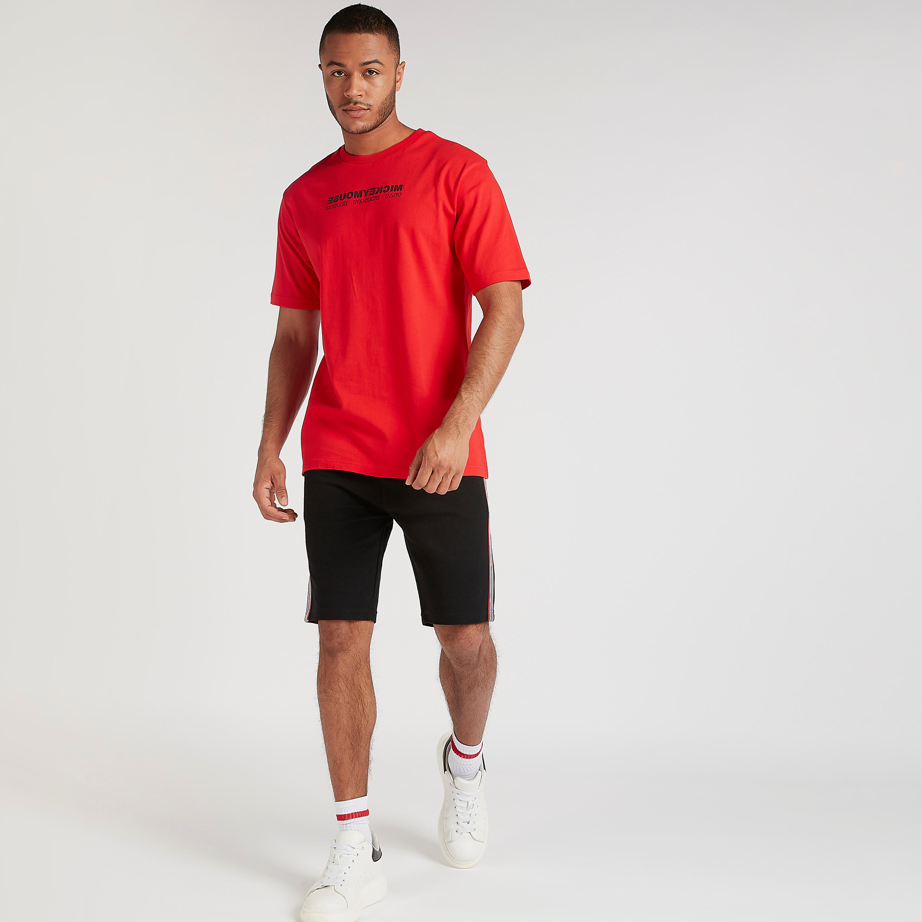 تيشيرت بياقة ضيّقة وأكمام قصيرة وطبعات ميكي ماوس-men-clothing-tshirtsandpolos-tshirts-image-2