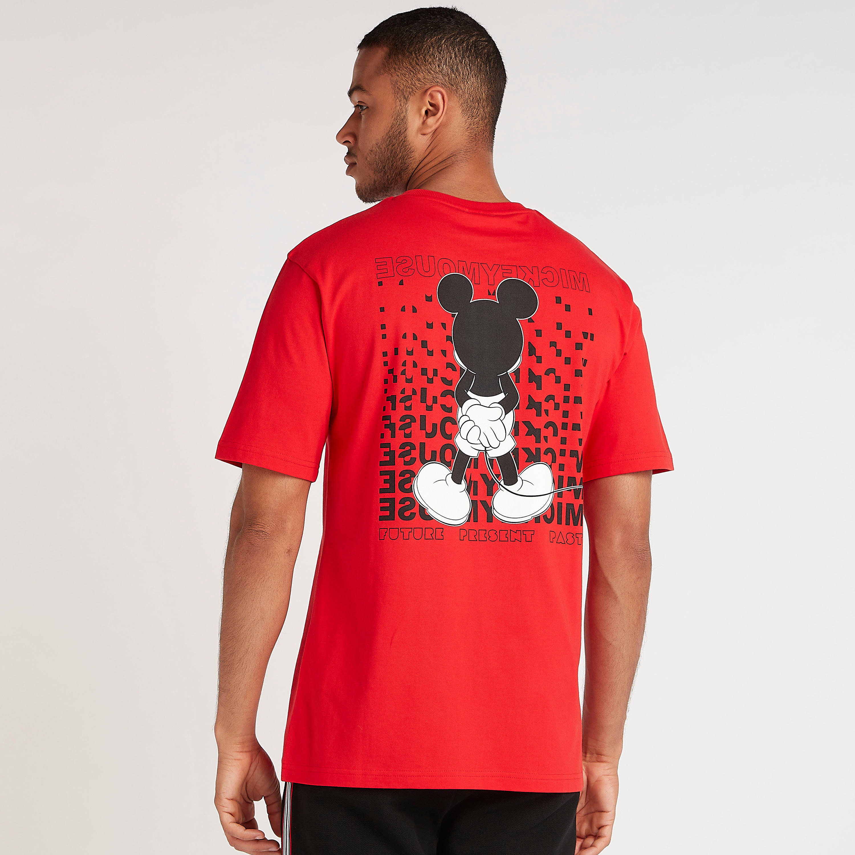 تيشيرت بياقة ضيّقة وأكمام قصيرة وطبعات ميكي ماوس-men-clothing-tshirtsandpolos-tshirts-image-4